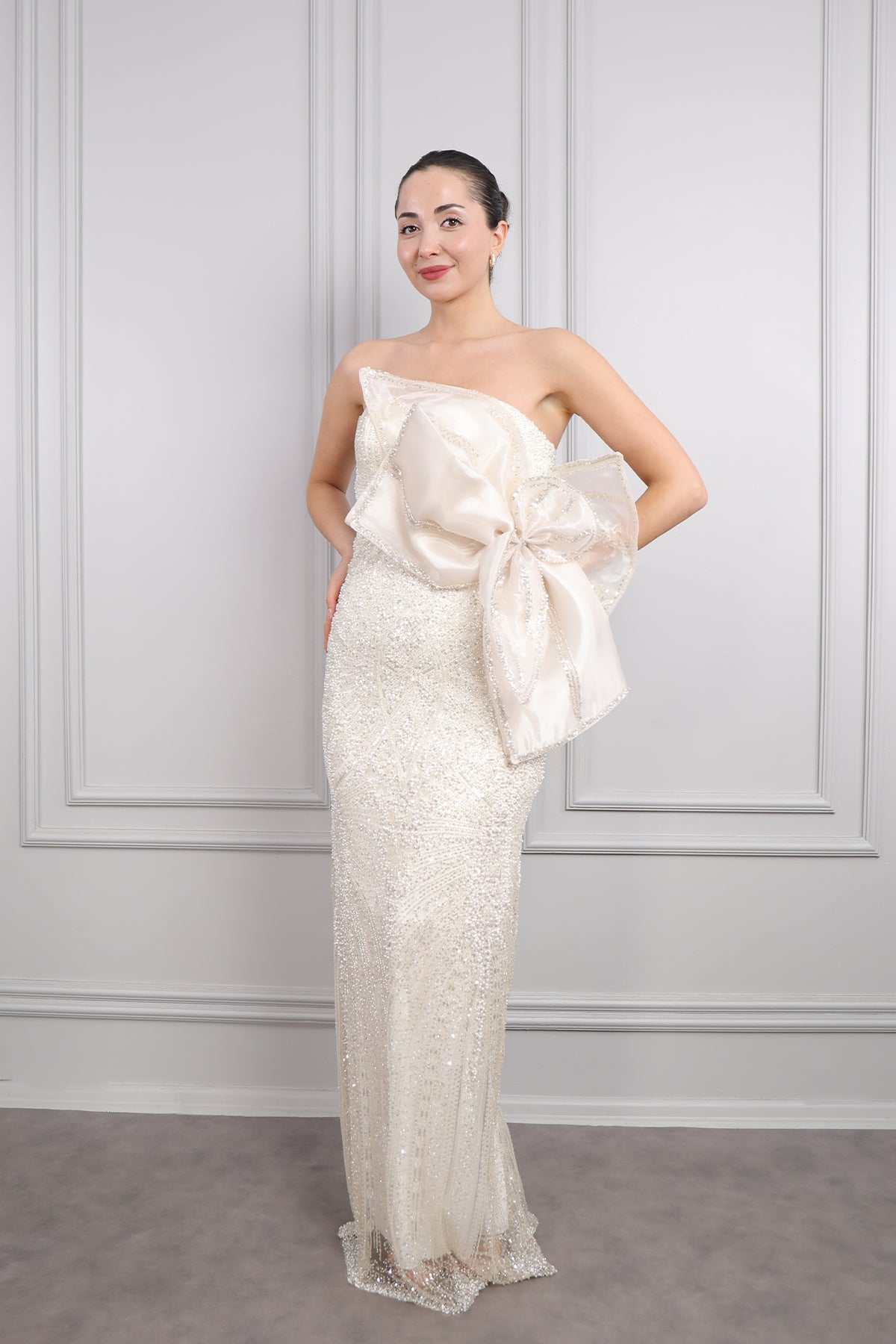 فستان سهرة سترابلس مطرز بالترتر و مزين بوردة كبيرة عالخصر -بيج