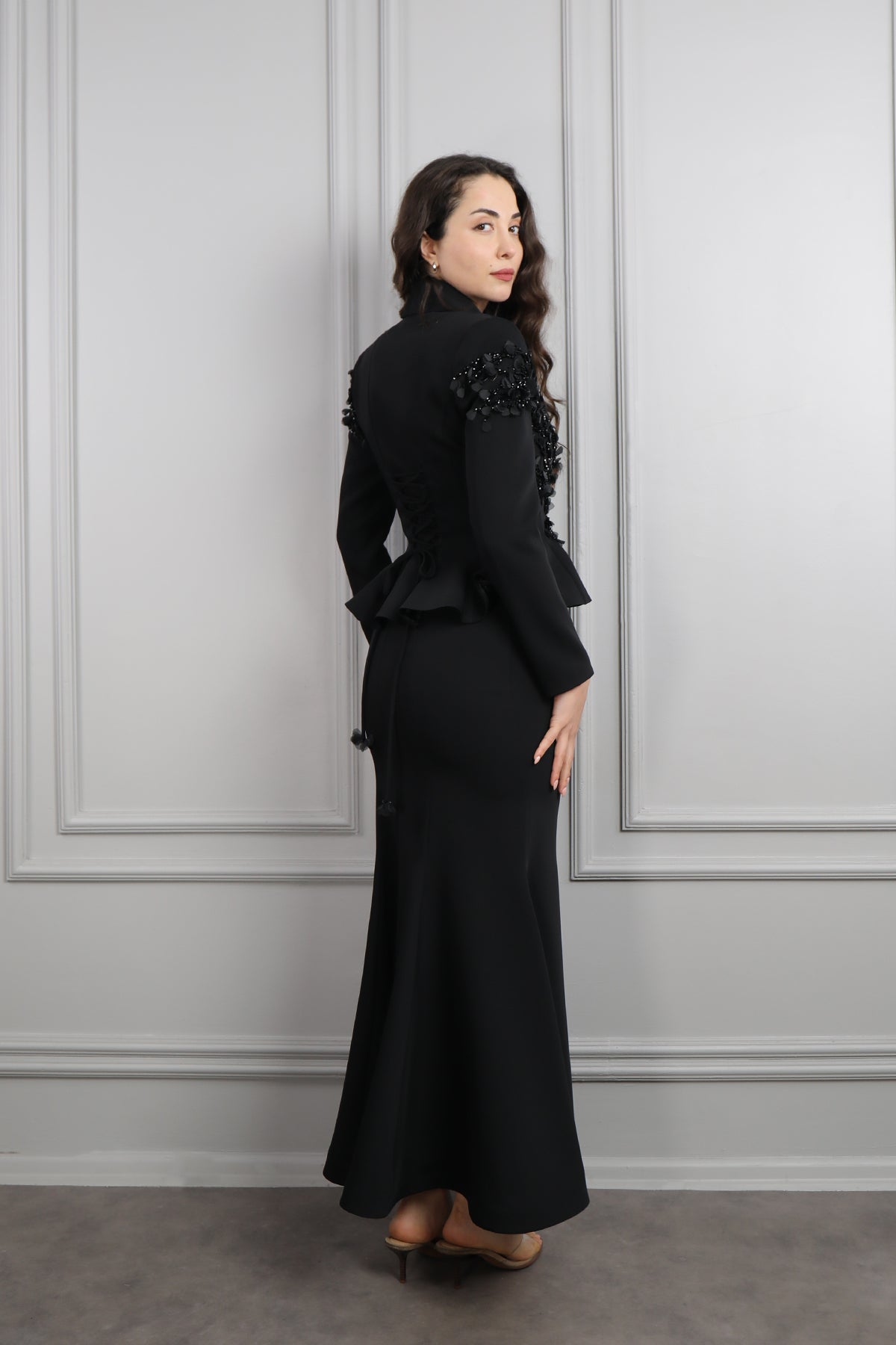 طقم تنورة وجاكيت مزين بتفاصيل ورود -اسود