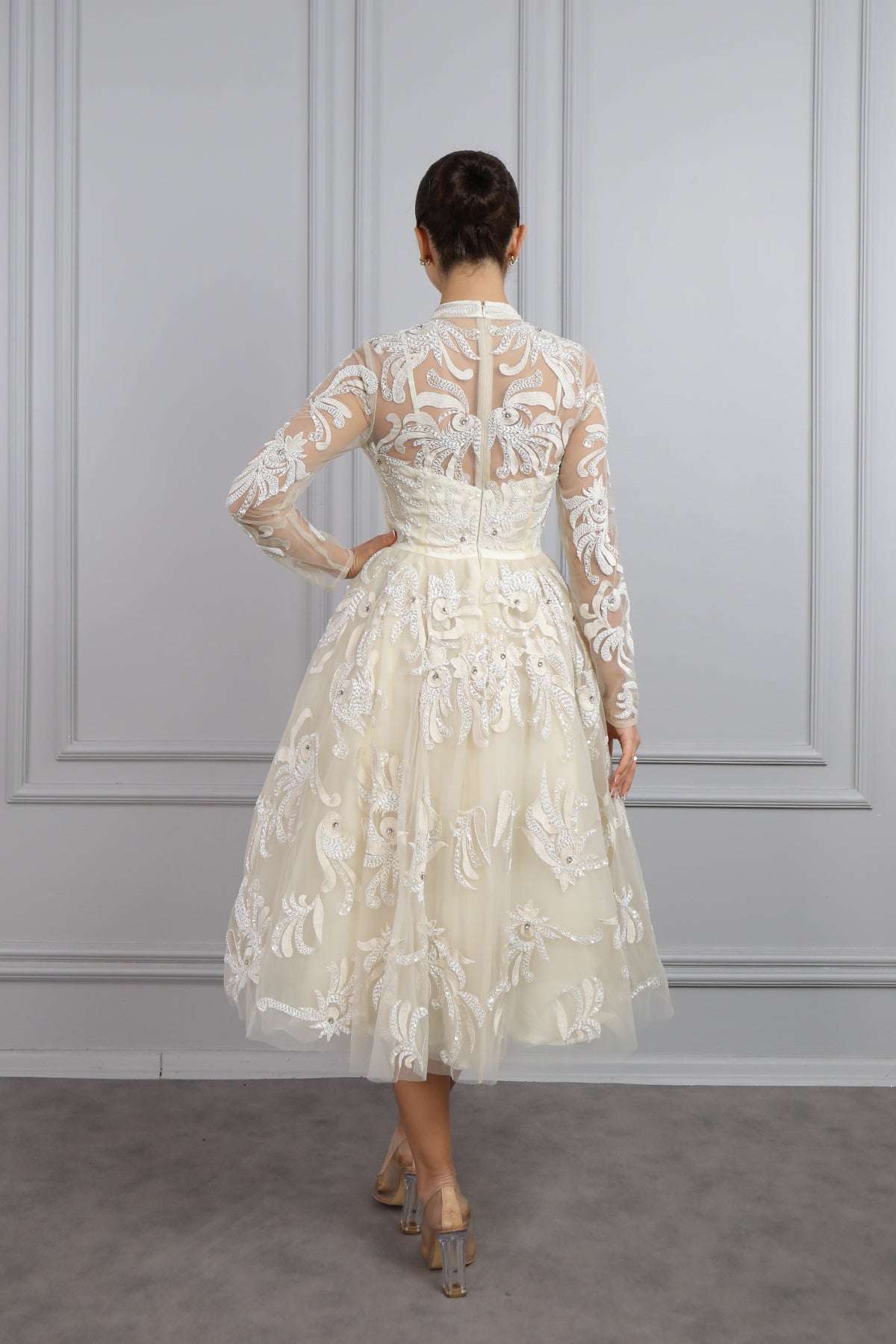 فستان سهرة ميدي بتفاصيل شفافة مطرز بالخرز بياقة عالية من "المجموعة الخاصة" -سكري