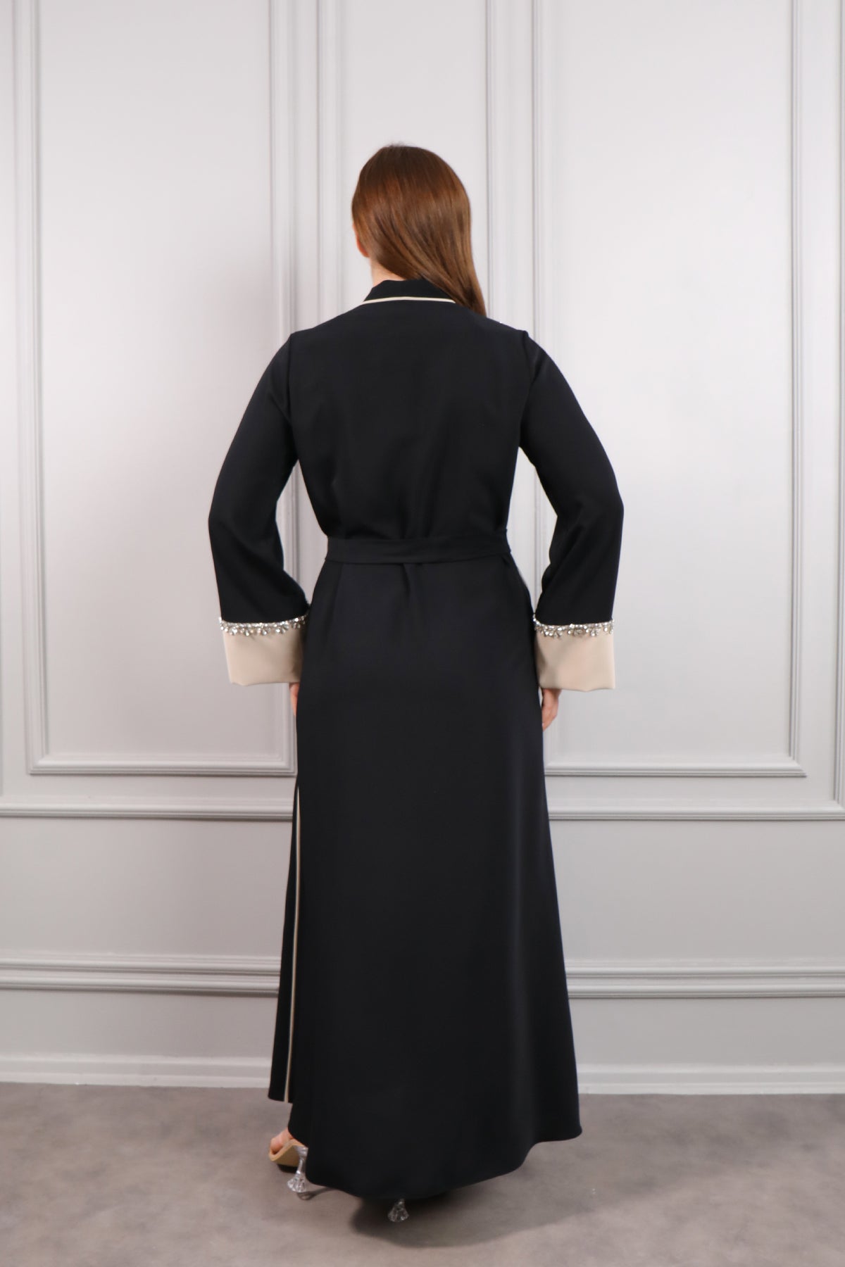 عباية مزين بالكريستالات مع حزام عالخصر -اسود