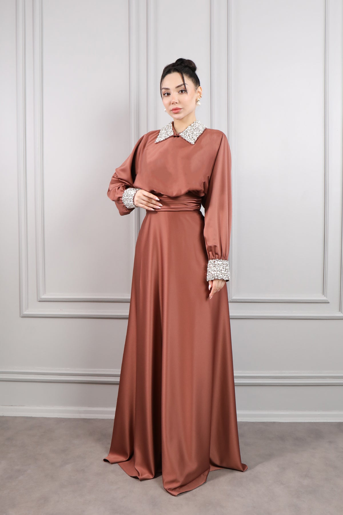 فستان سهرة ساتان مطرز بالكريستالات عالياقة والاكمام مقاس كبير -بني