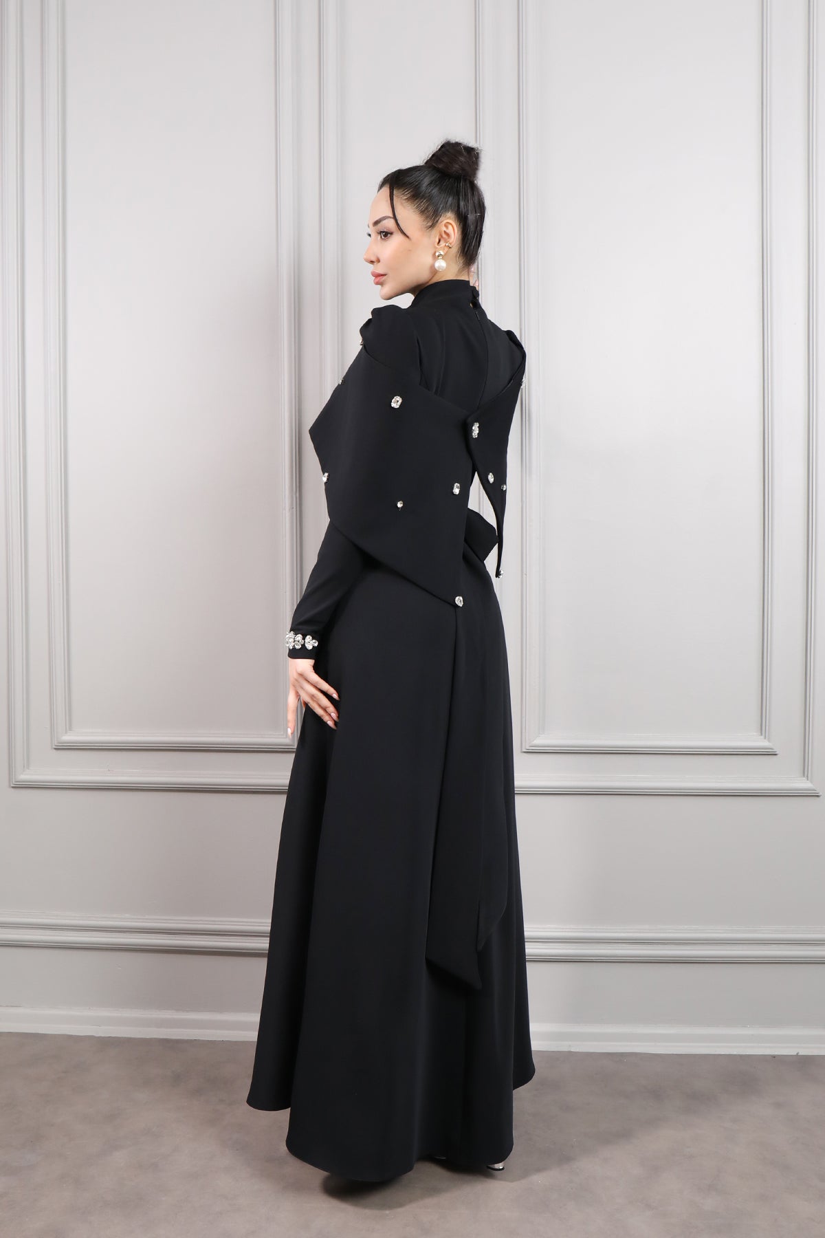 فستان سهرة خناقي للمحجبات بتطريزات كريستالية -اسود