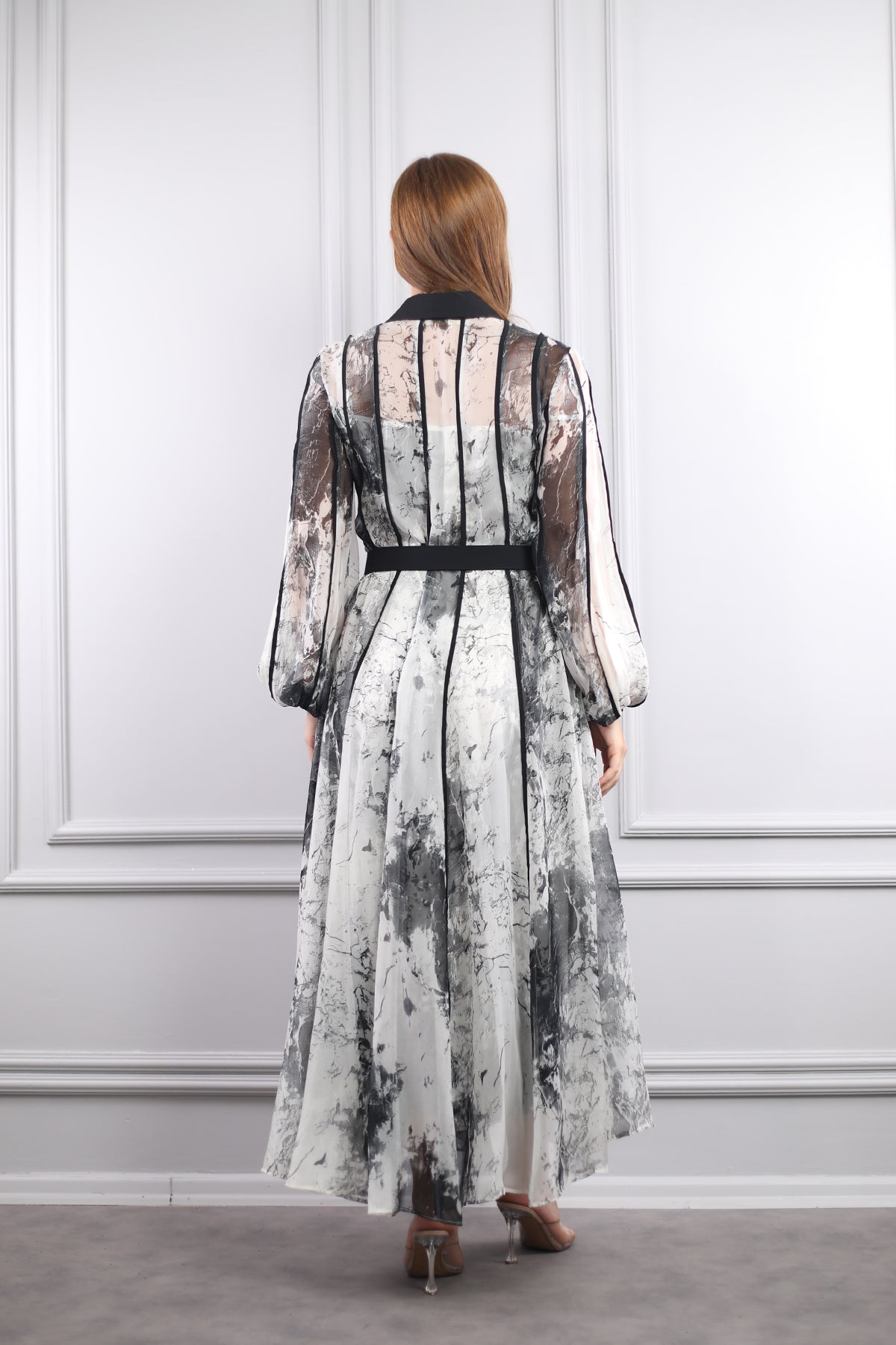 فستان شيفون مزخرف مقاس كبير بياقة قميص وحزام عند الخصر -اسود