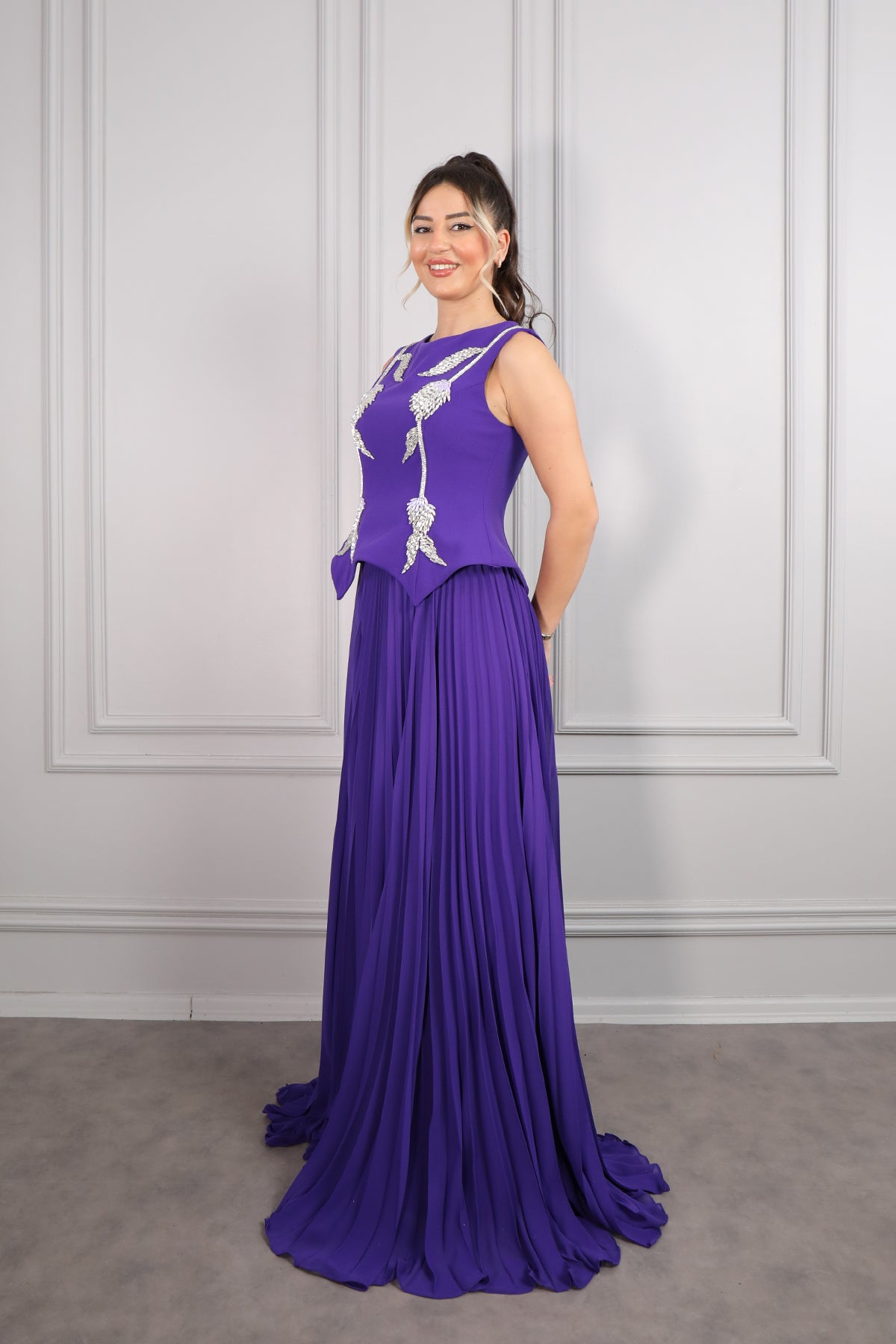 فستان سهرة بياقة واسعة مزين بالكريستالات بتنورة مكسرة -موفي