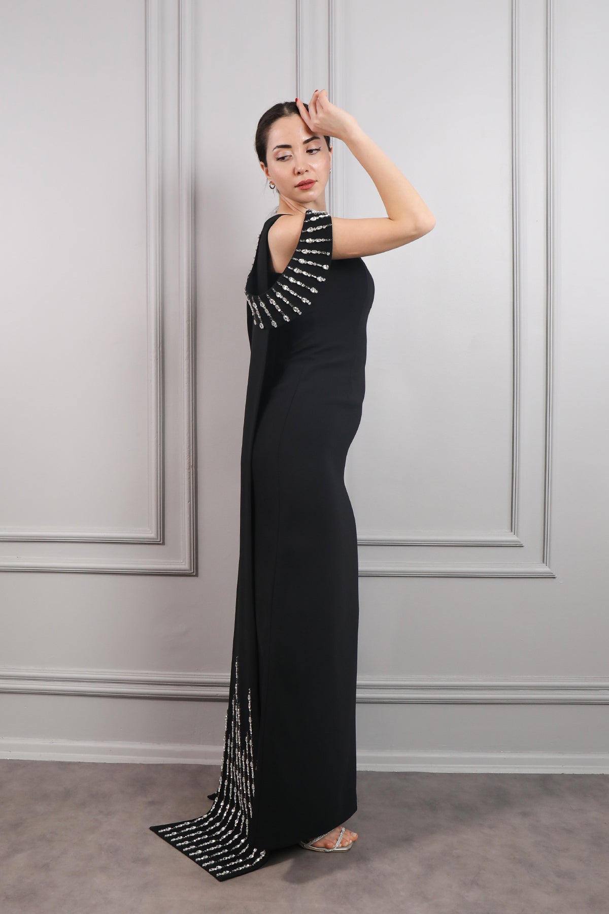 فستان سهرة مطرز بالكريستالات بكاب من الاكتاف -اسود