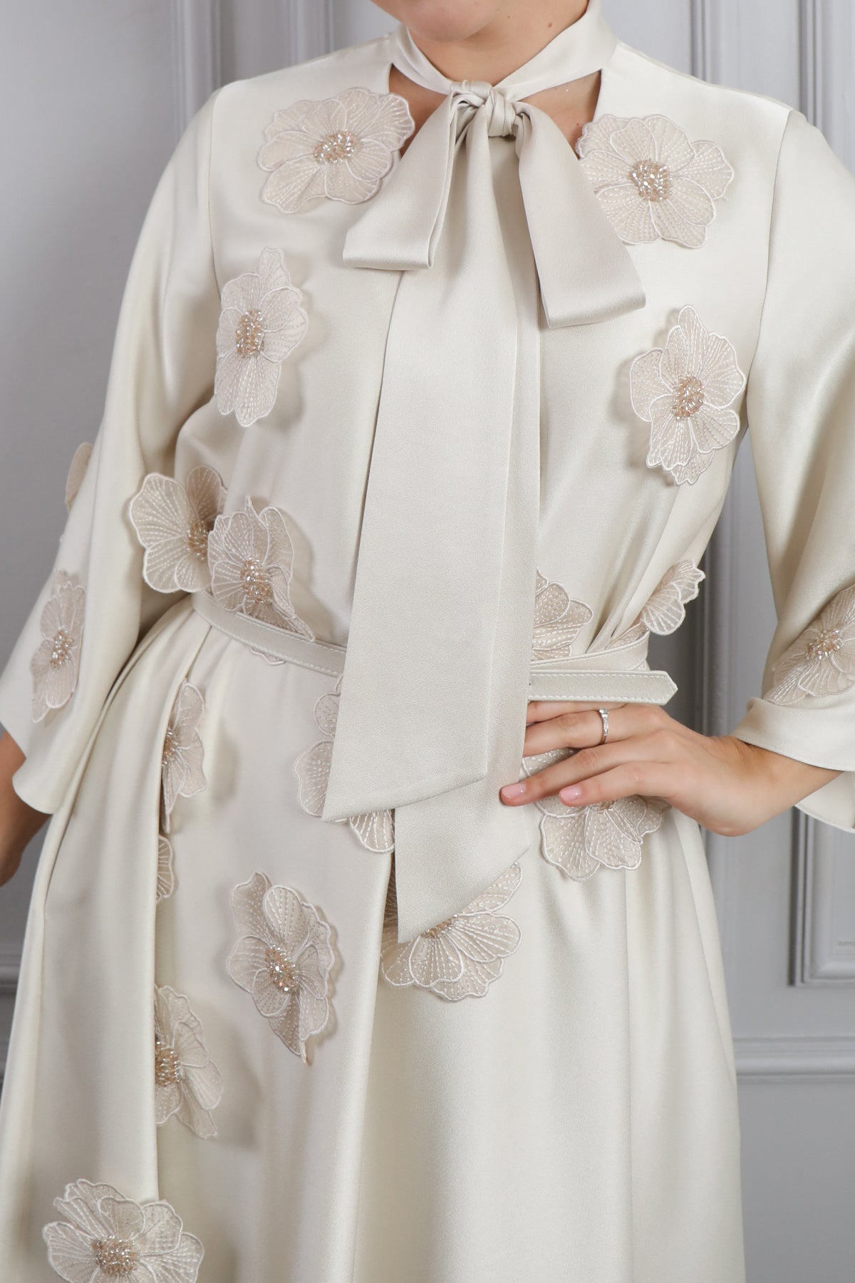 فستان بياقة تنربط مزين بالزهور مع حزام عالخصر مقاس كبير -بيج