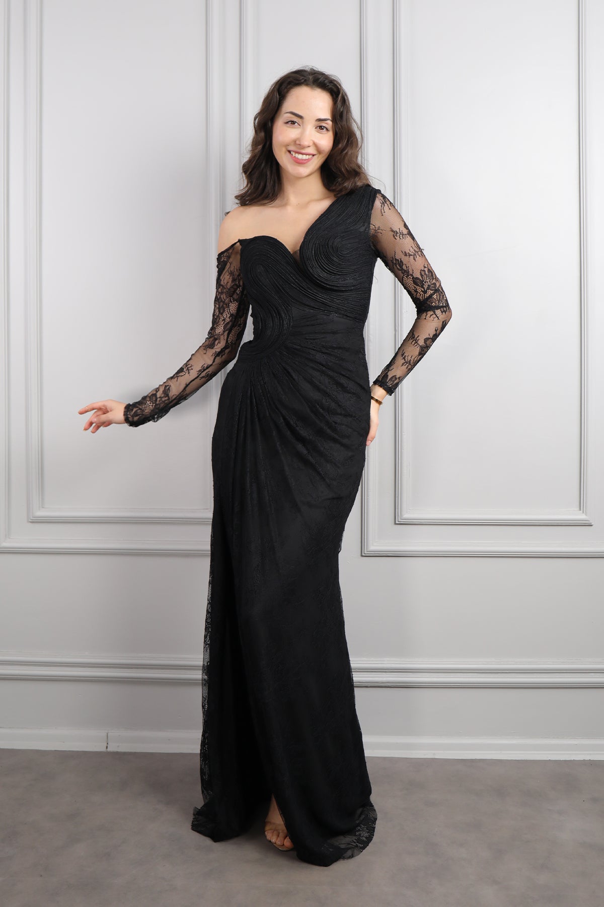 فستان سهرة دانتيل بياقة مائلة واكمام شفافة -اسود