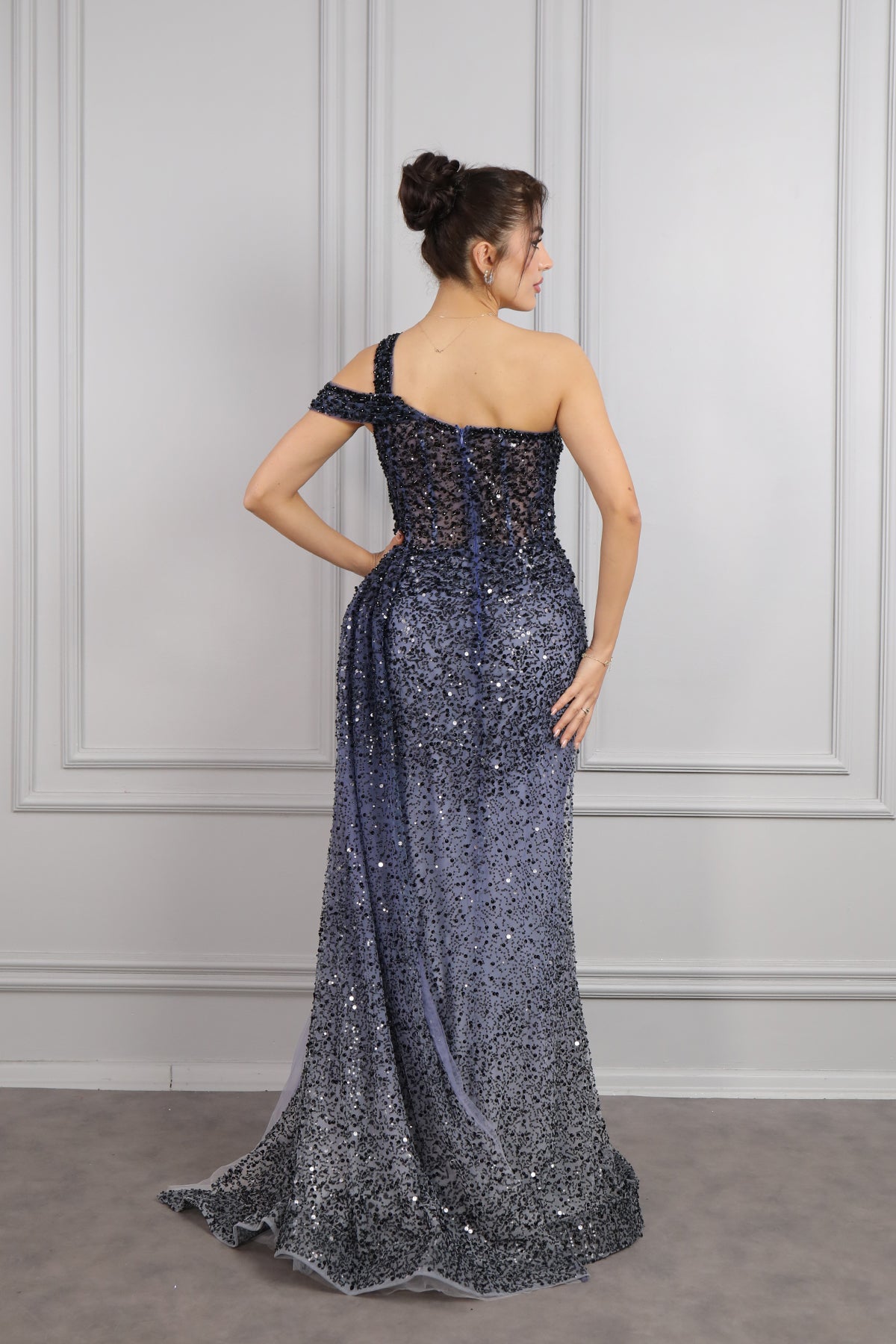 فستان سهرة مطرز بالخرز والترتر بكتف واحد وتفصيل فتحة من "المجموعة الخاصة" -كحلي