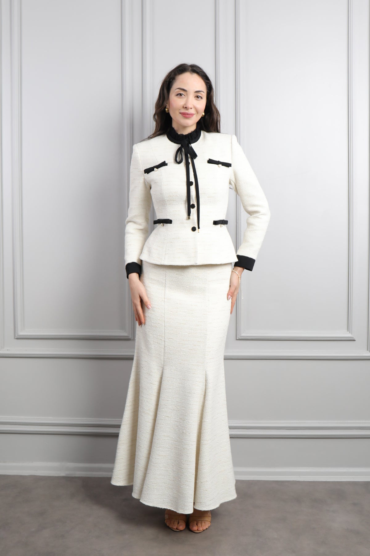 طقم تنورة وتوب رسمي بزينة فيونكات وتفصيل كشكشة عالياقة -سكري