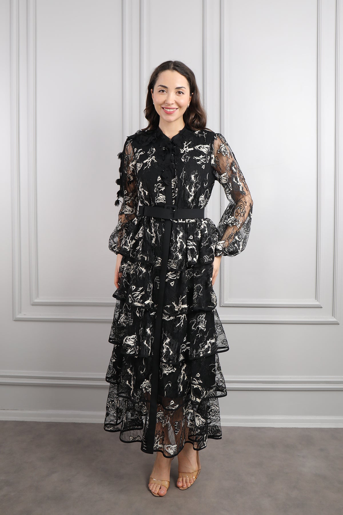 فستان مزخرف بتفاصيل كشكشة وزينة ورود عالياقة بحزام عالخصر مقاس كبير -اسود