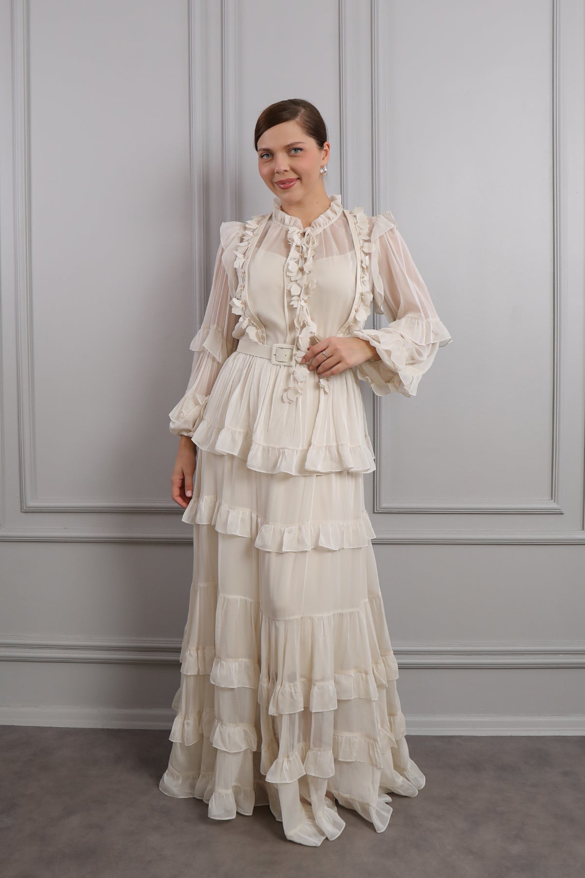 فستان شيفون بياقة تنربط بتفاصيل زهور وحزام على الخصر مقاس كبير -بيج