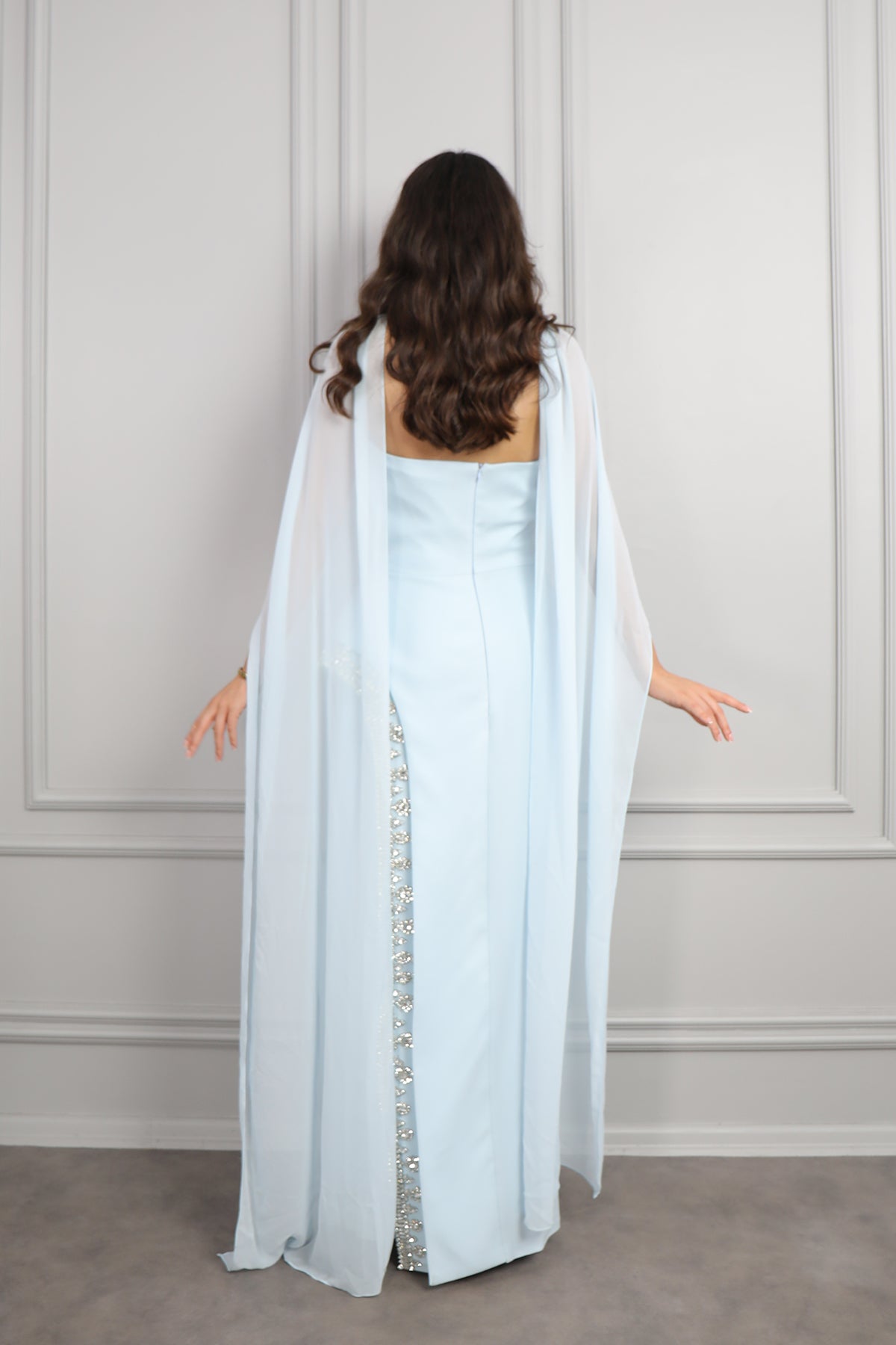 فستان سهرة سترابلس بتطريزات كريستالية و وشاح في العنق -سماوي