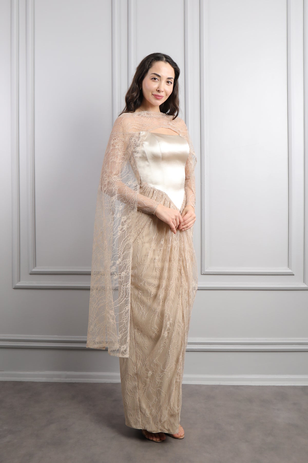 فستان سهرة سترابلس بفاصيل دانتيل وكايب من الكتف -بيج