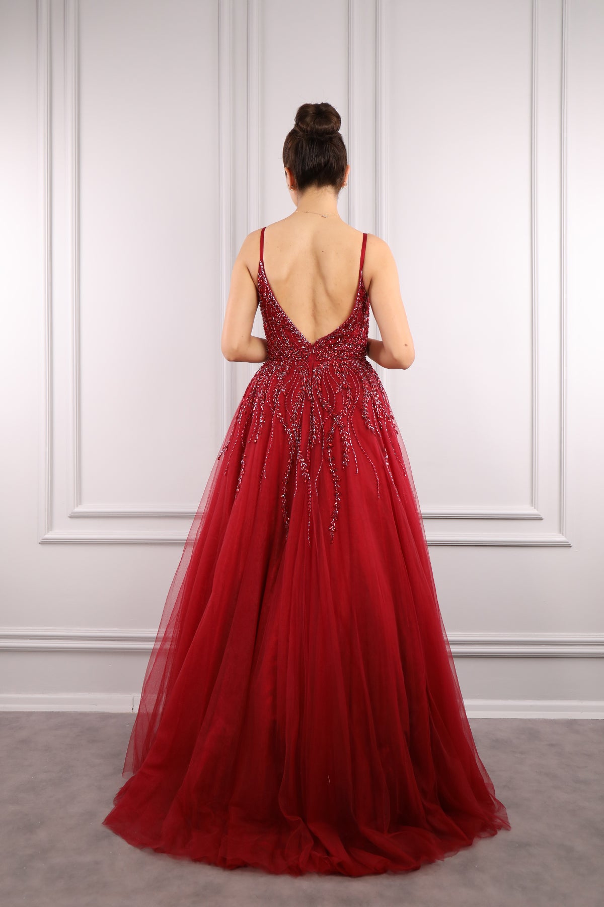 فستان سهرة تول منفوش بياقة مثلثة وحمالات رفيعة مطرز بالكريستالات من "المجموعة الخاصة" -احمر