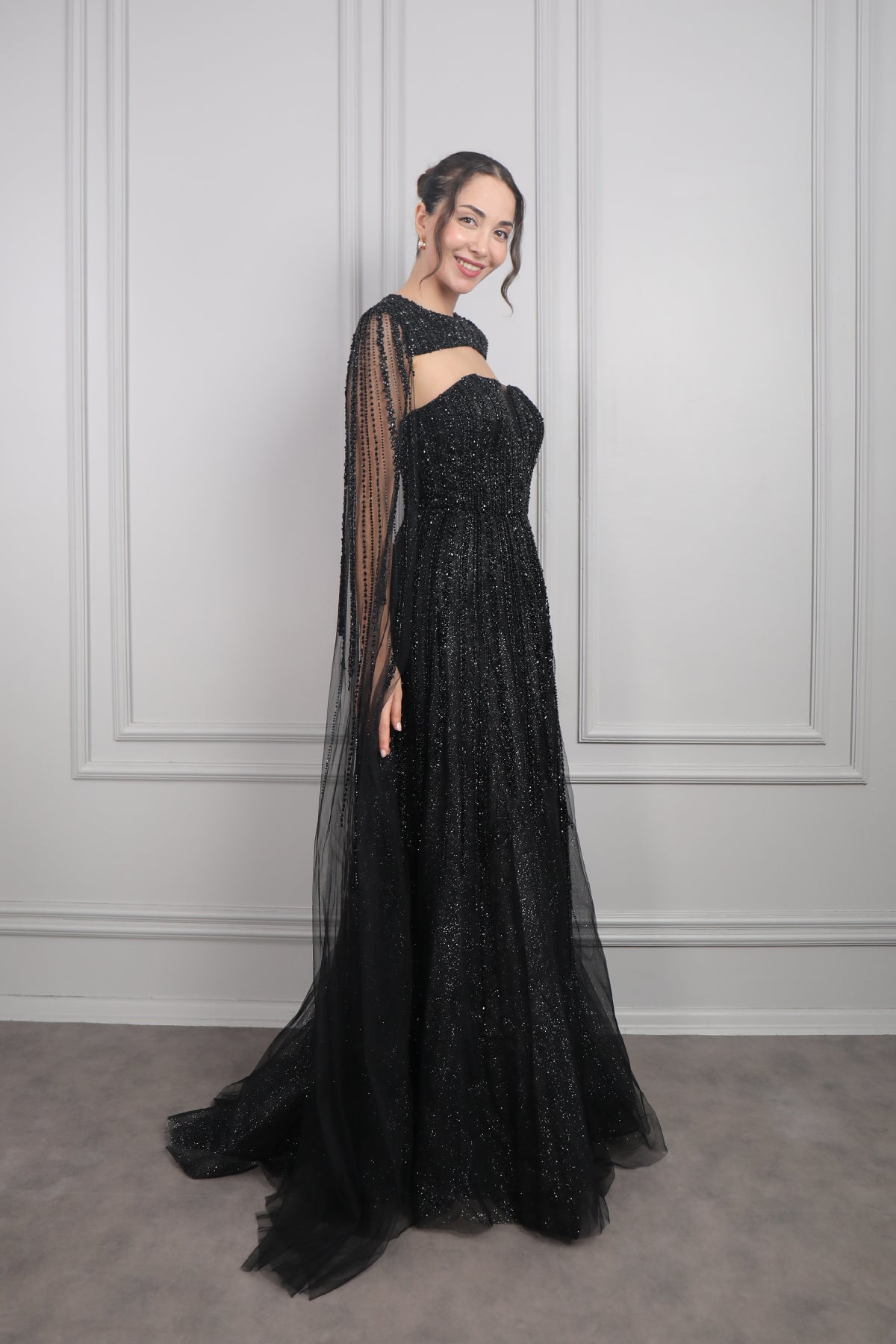 فستان سهرة سترابلس مطرز بالكريستالات مع تفصيل كاب عالكتف من "المجموعة الخاصة" - اسود