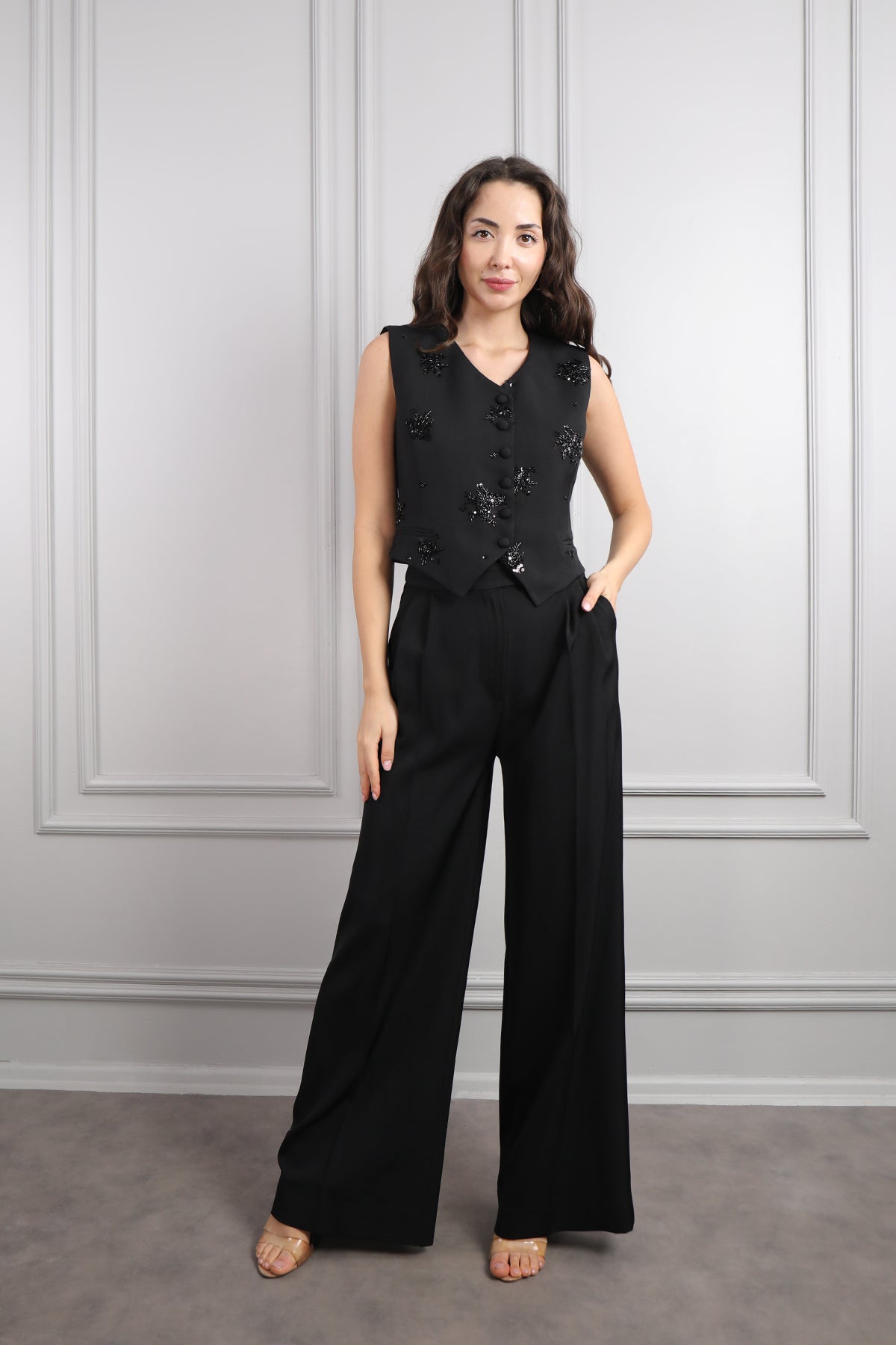 طقم ثلاثة قطع مزين بتطريزات خرزية -اسود