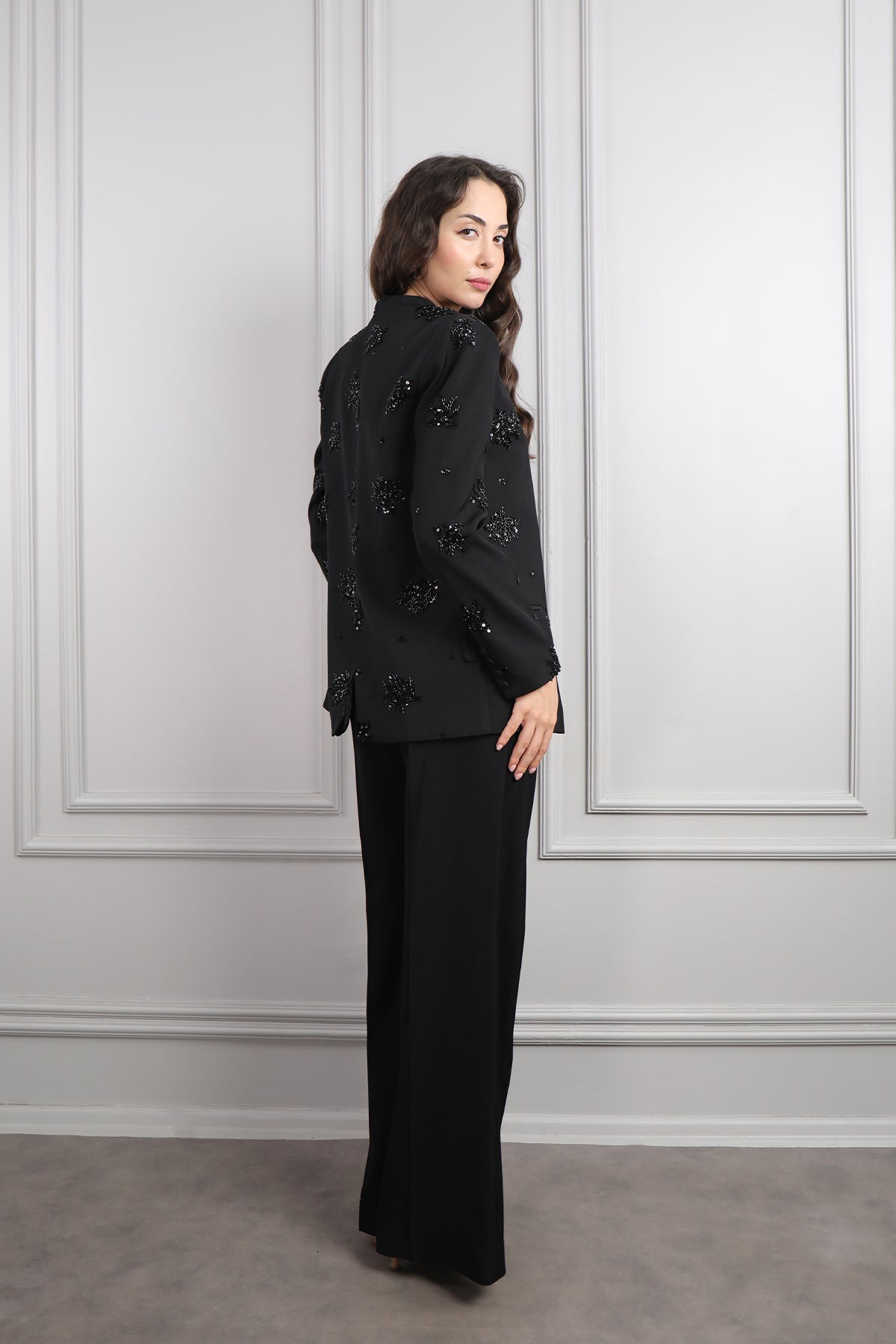 طقم ثلاثة قطع مزين بتطريزات خرزية -اسود