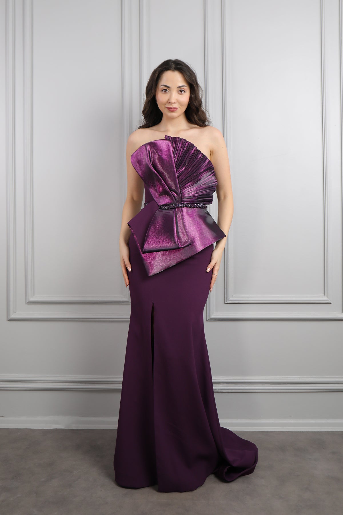 فستان سهرة سترابلس بتصميم فيونكة امامية وحزام لامع مقاس كبير- موفي