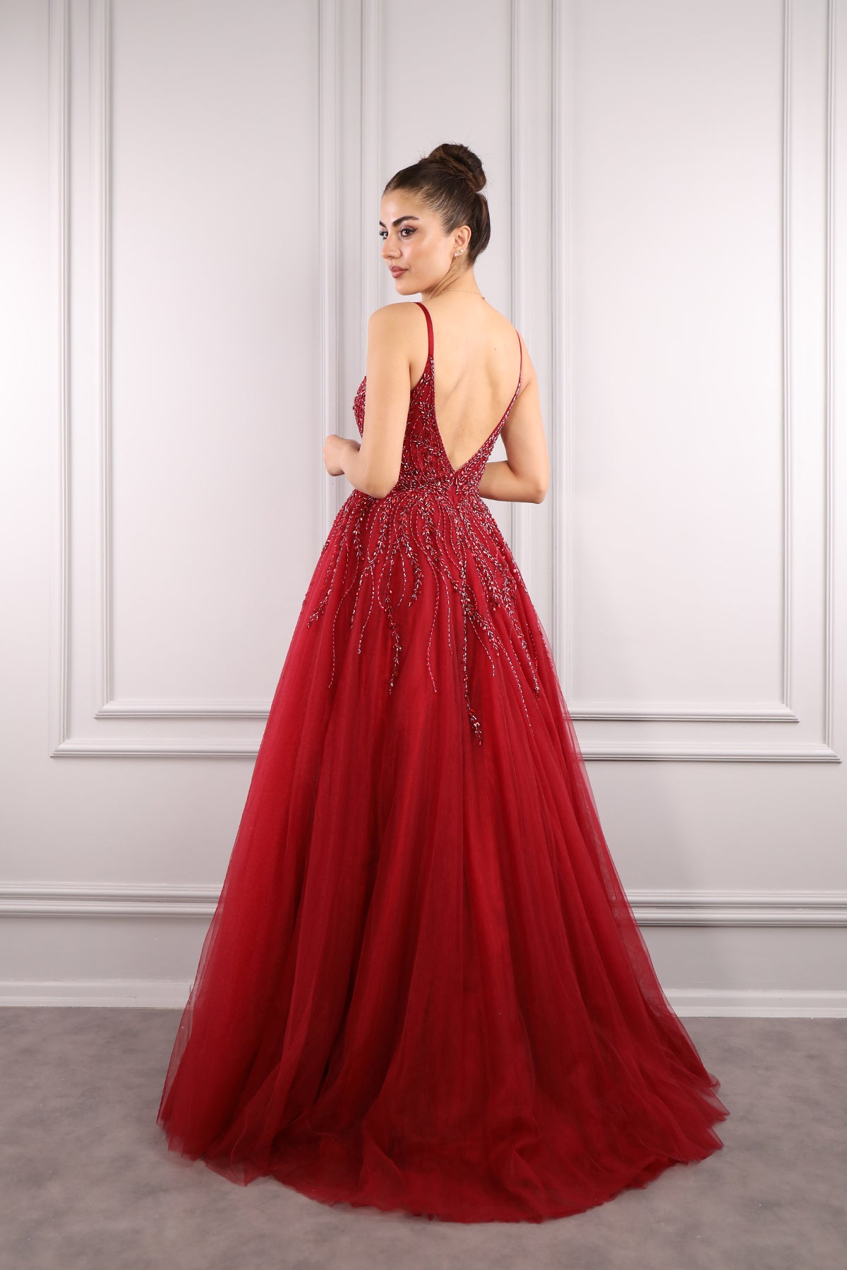 فستان سهرة تول منفوش بياقة مثلثة وحمالات رفيعة مطرز بالكريستالات من "المجموعة الخاصة" -احمر