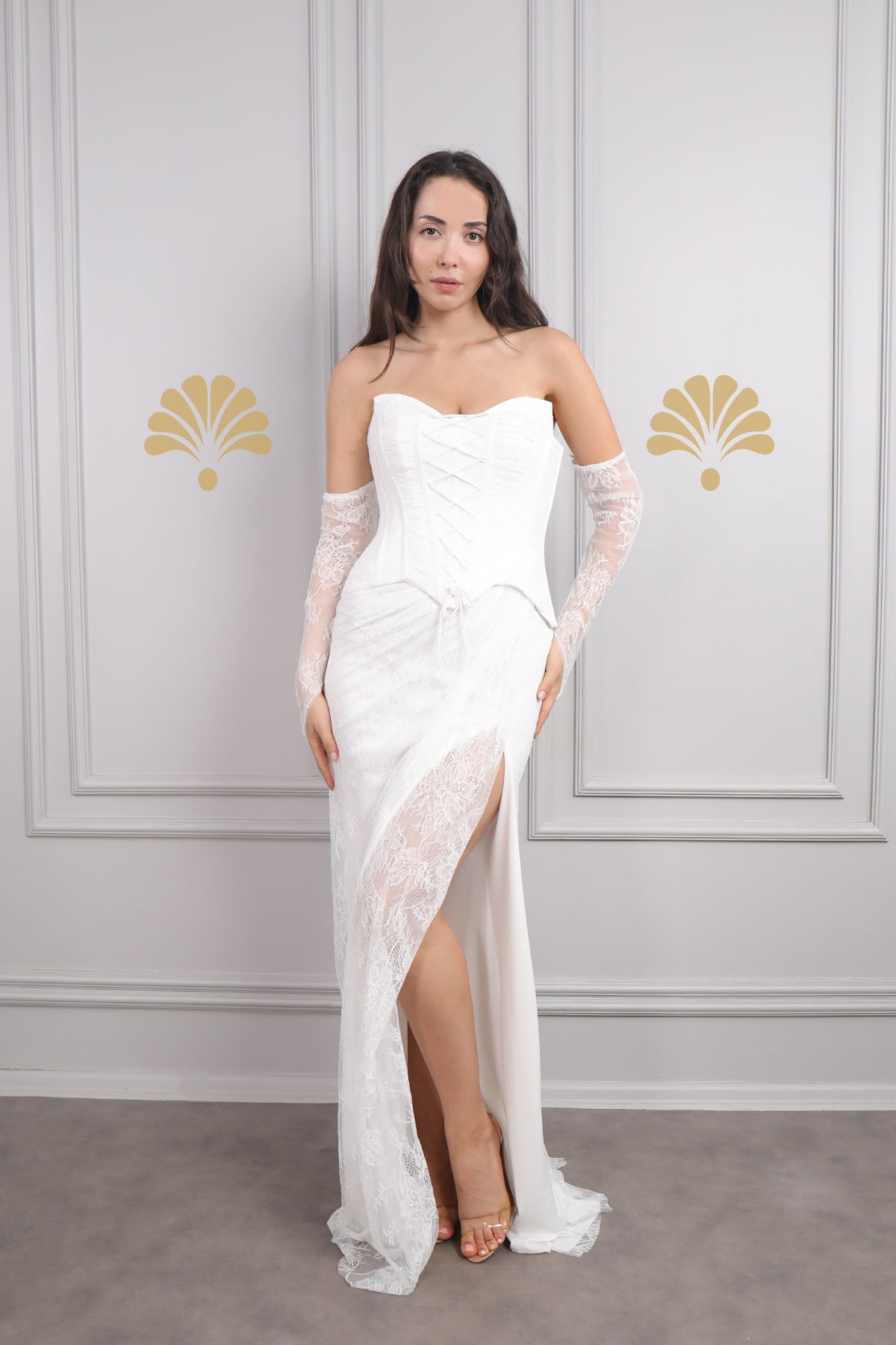 فستان سهرة دانتيل سترابلس بتفاصيل ربط امامية وقفازات -ابيض