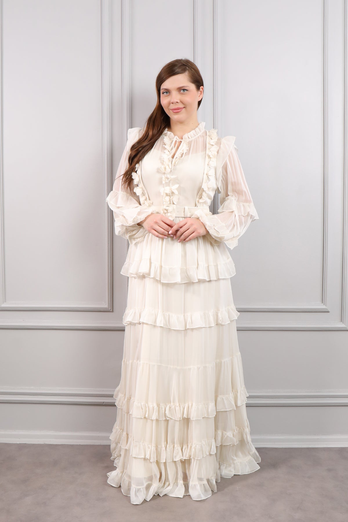 فستان شيفون بياقة تنربط بتفاصيل زهور وحزام على الخصر مقاس كبير -سكري