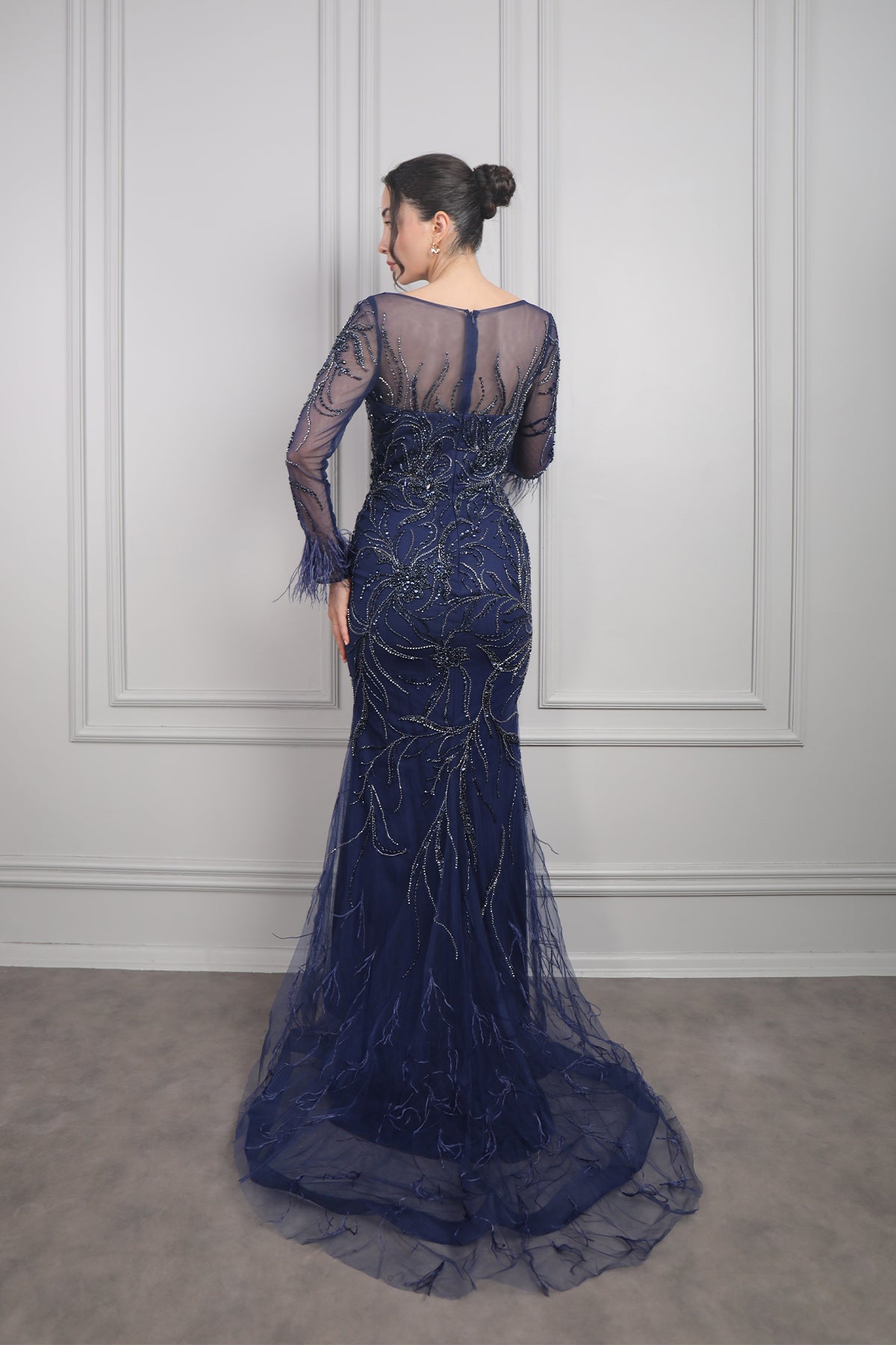 فستان سهرة باكمام شفافة كطرز بالخرز مع تفاصيل ريش من "المجموعة الخاصة" -كحلي