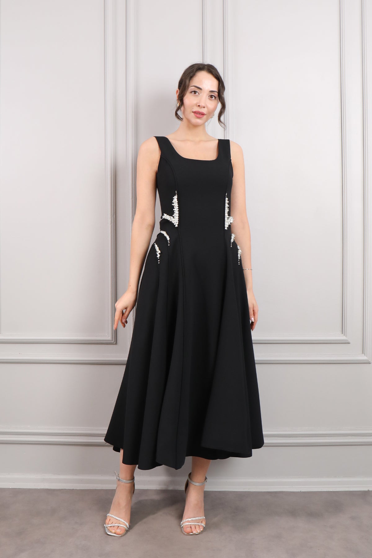 فستان سهرة ميدي بياقة مربعة وتطريزات لؤلؤ -اسود