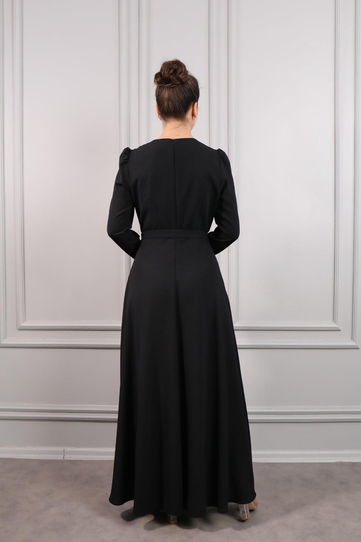 فستان سهرة حجاب مع حزام على الخصر وتفاصيل كريستال في الياقة والاكمام مقاس كبير -اسود