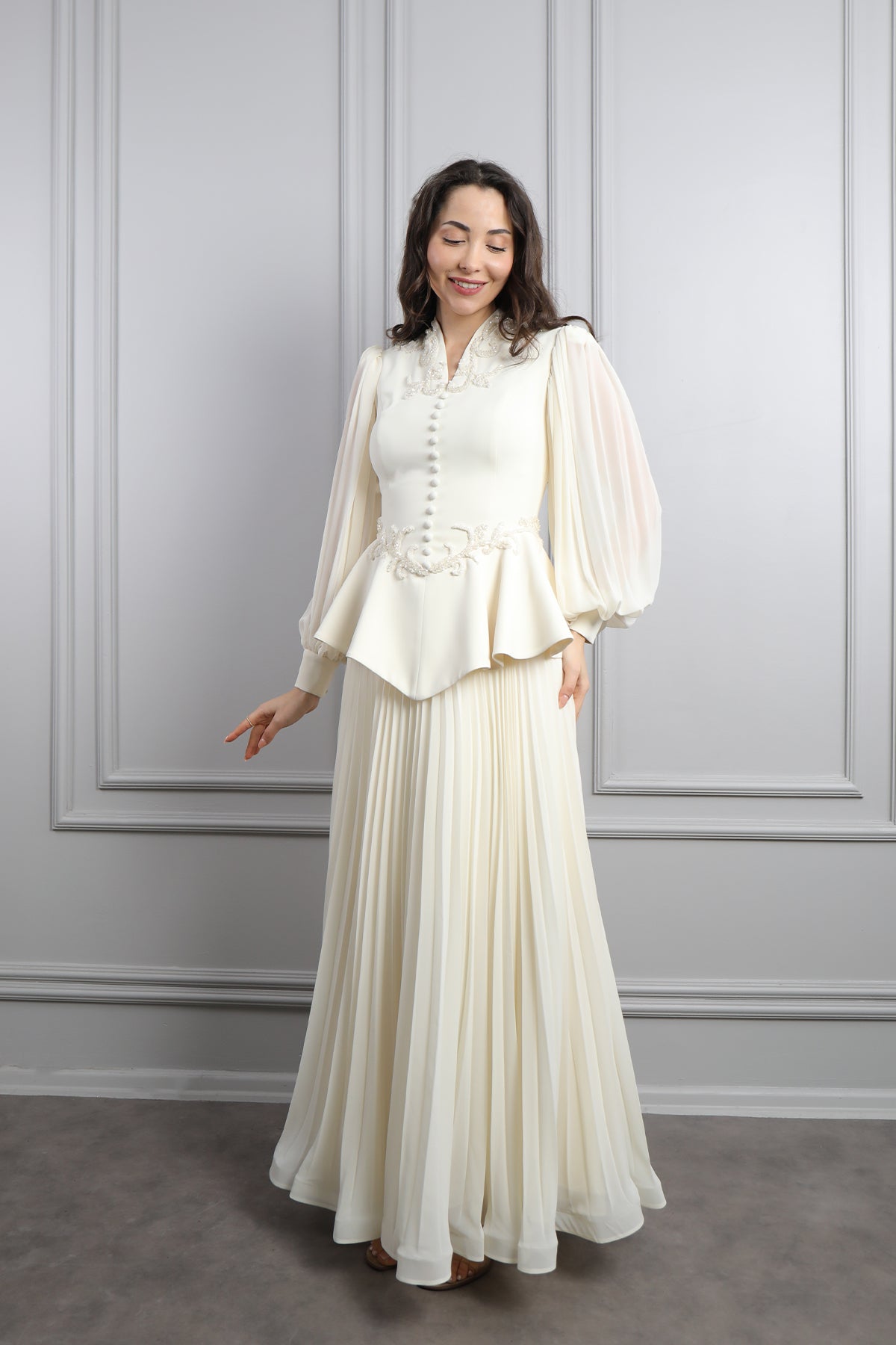 طقم تنورة بتكسيرات وتوب مزين بازرار وتطريزات خرزية -سكري