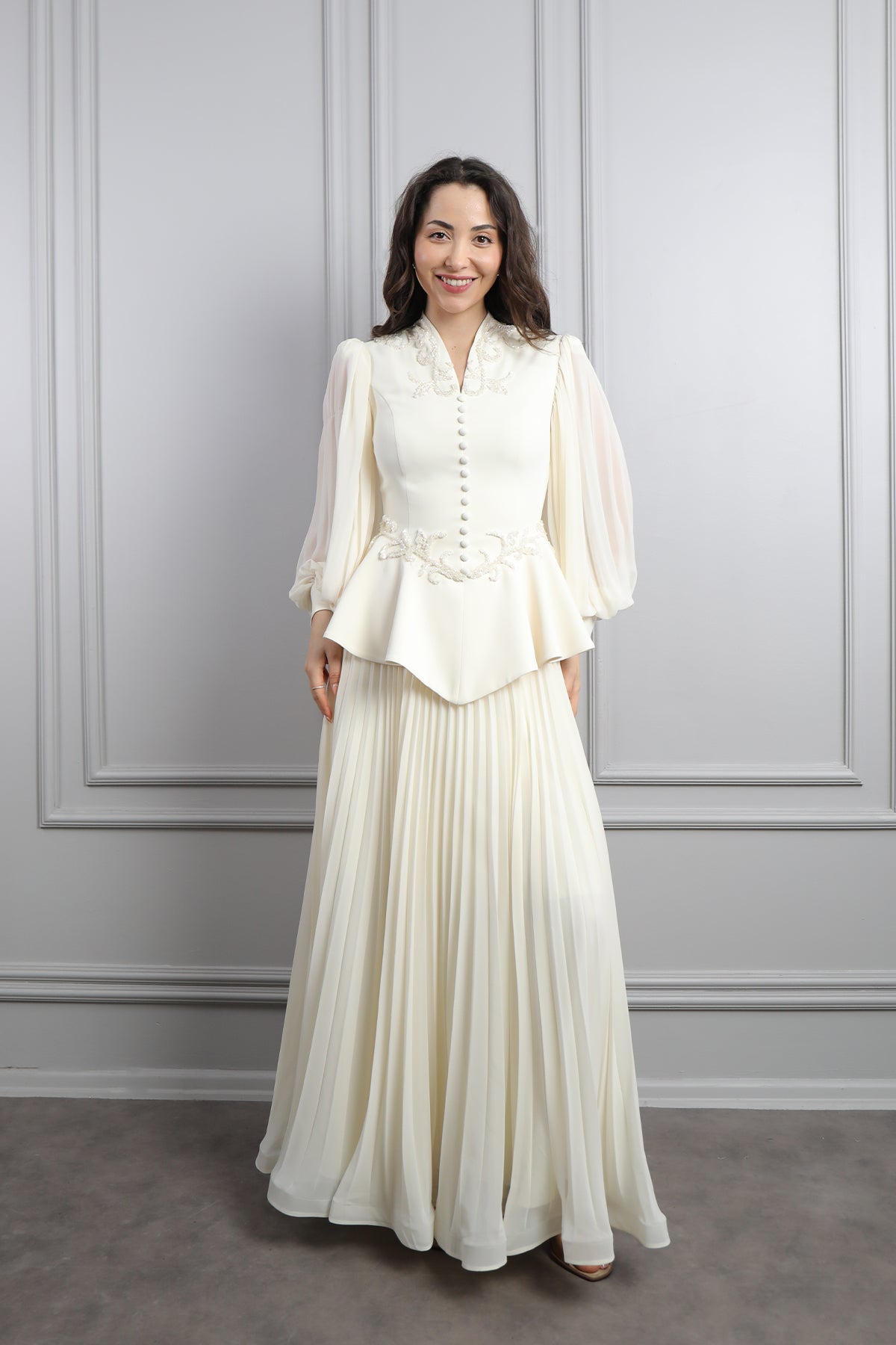 طقم تنورة بتكسيرات وتوب مزين بازرار وتطريزات خرزية -سكري