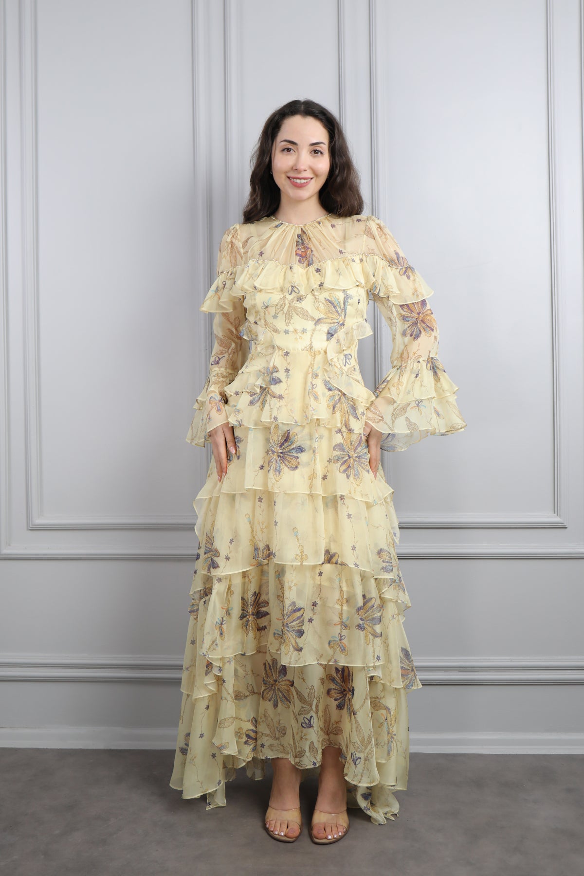 فستان شيفون بتفاصيل كشكشة منقوش بورود مقاس كبير -اصفر