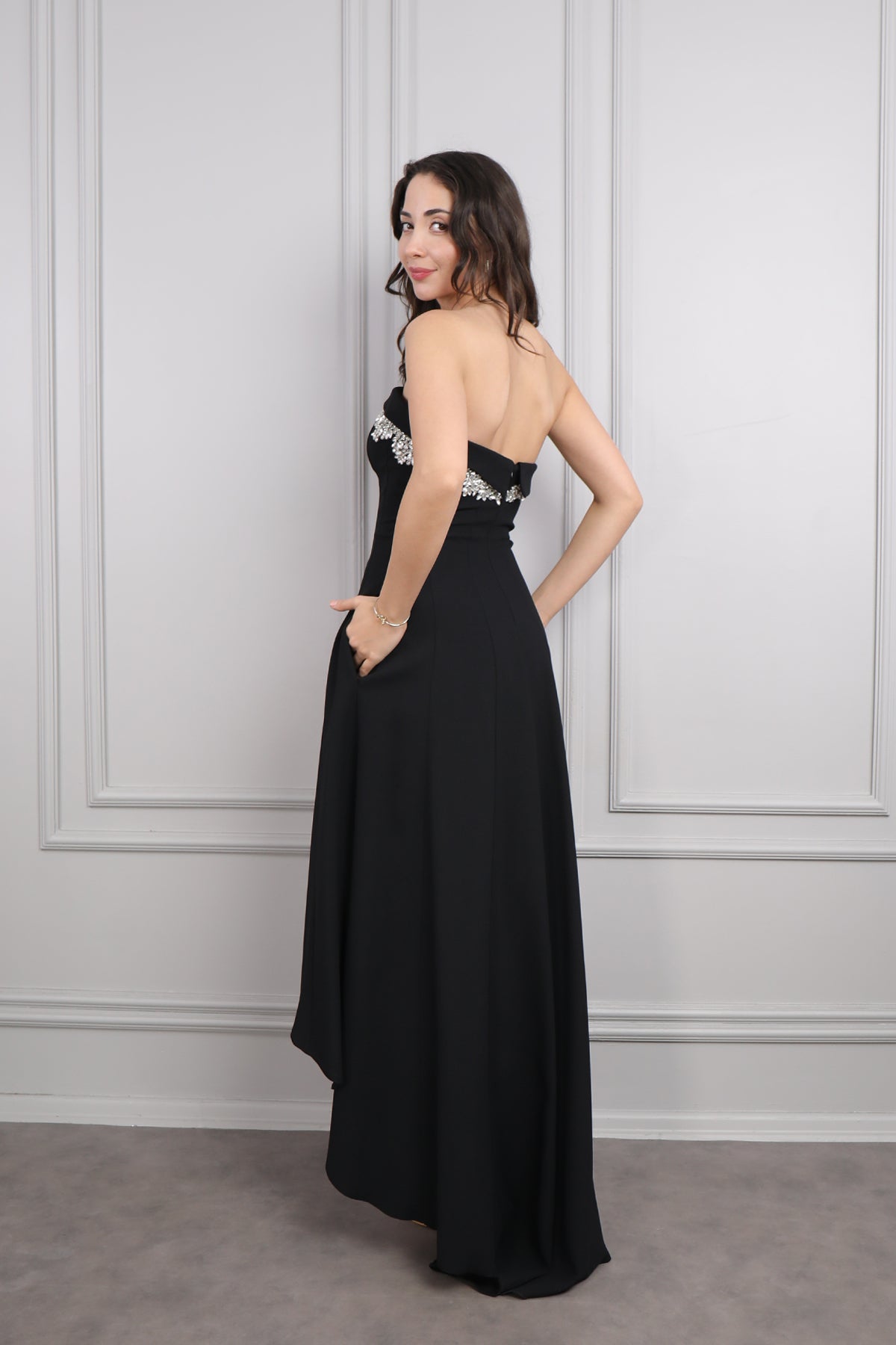 فستان سهرة سترابلس بتطريزات كريستالية -اسود