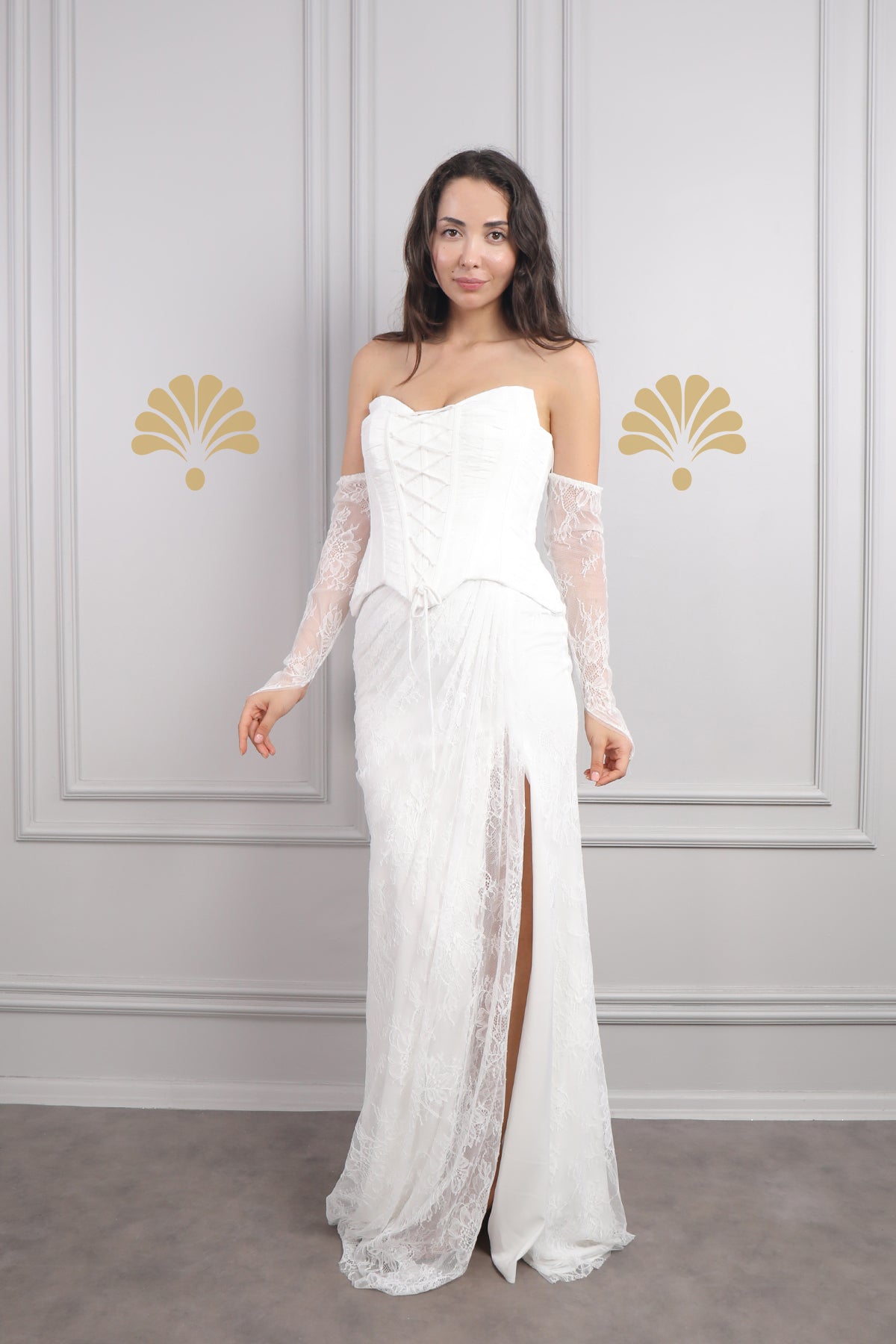 فستان سهرة دانتيل سترابلس بتفاصيل ربط امامية وقفازات -ابيض