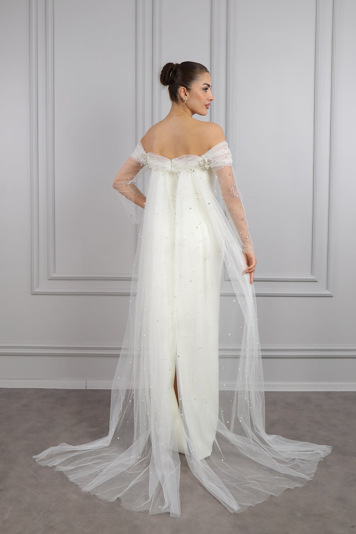 فستان سهرة مكشوف الاكتاف مع تفاصيل لؤلؤية وكاب من الكتف -سكري