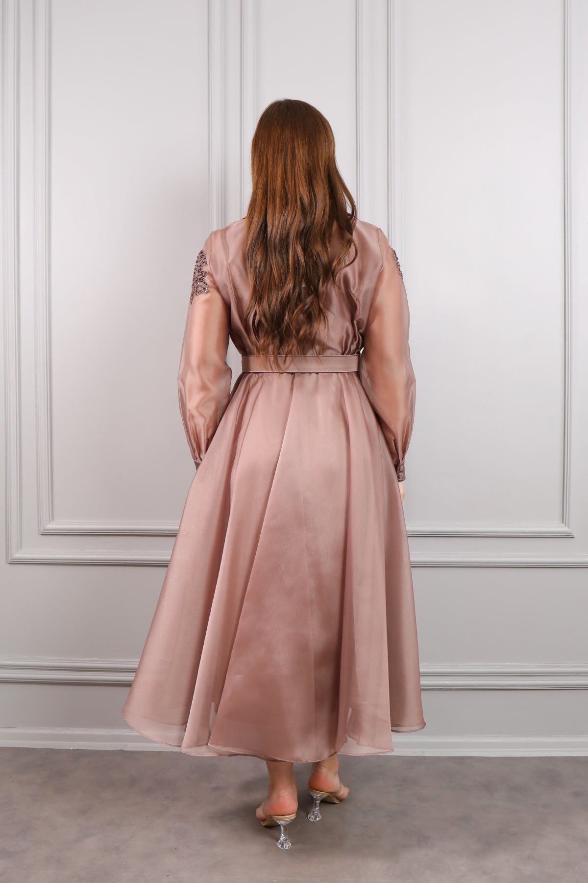 فستان ميدي بياقة قميص مزين بالخرز مع حزام عالخصر مقاس كبير -بني