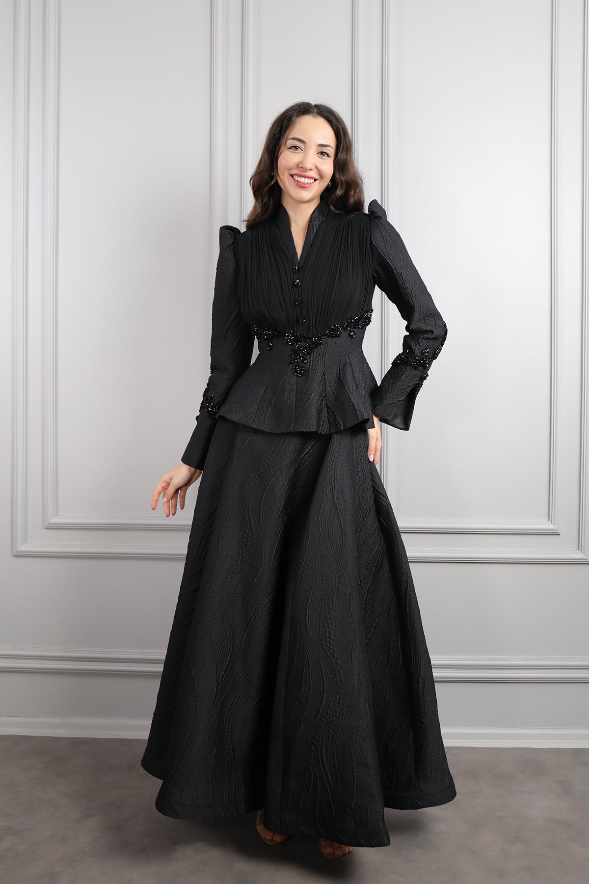 طقم تنورة وتوب بتطريزات خرزية وتفاصيل تكسيرات -اسود