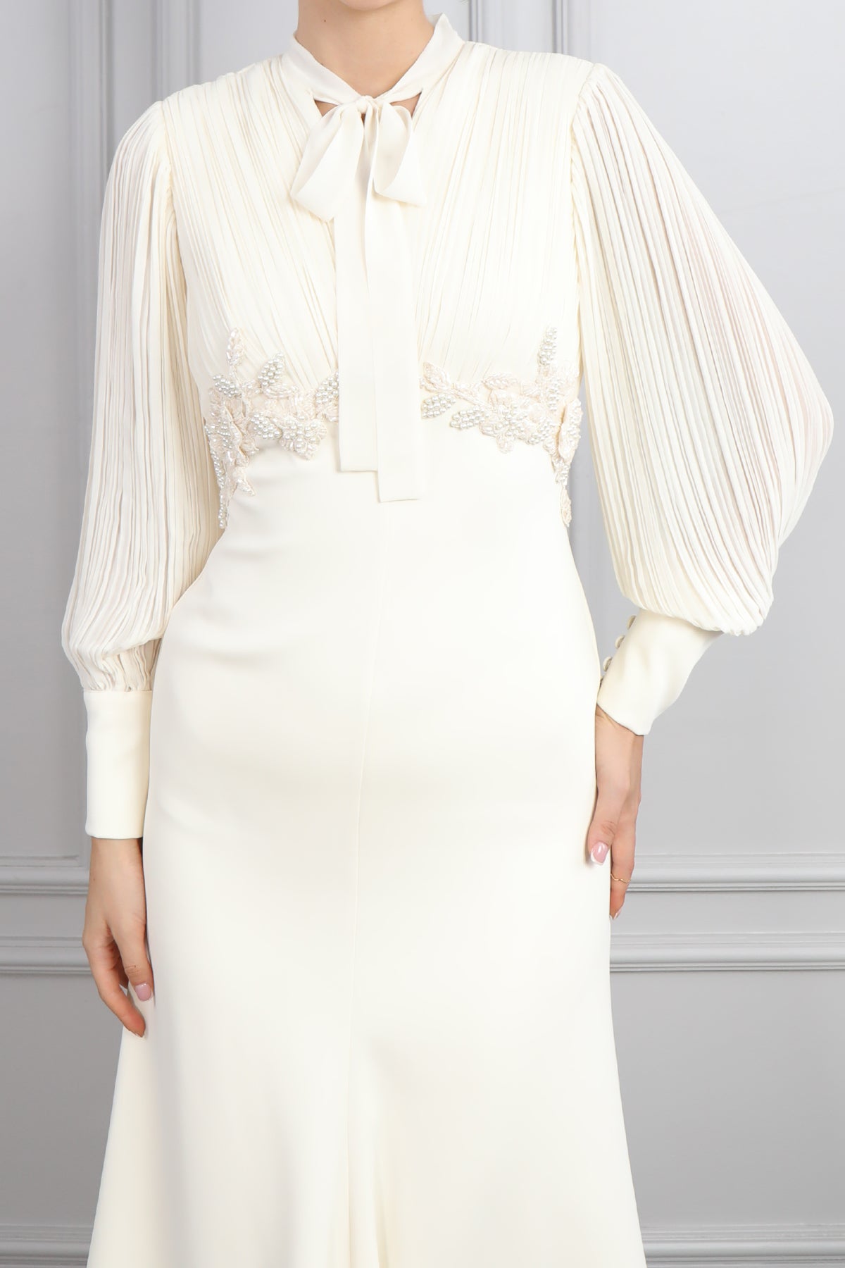 فستان ناعم مزين بالخرز باكمام واسعة بتكسيرات -سكري