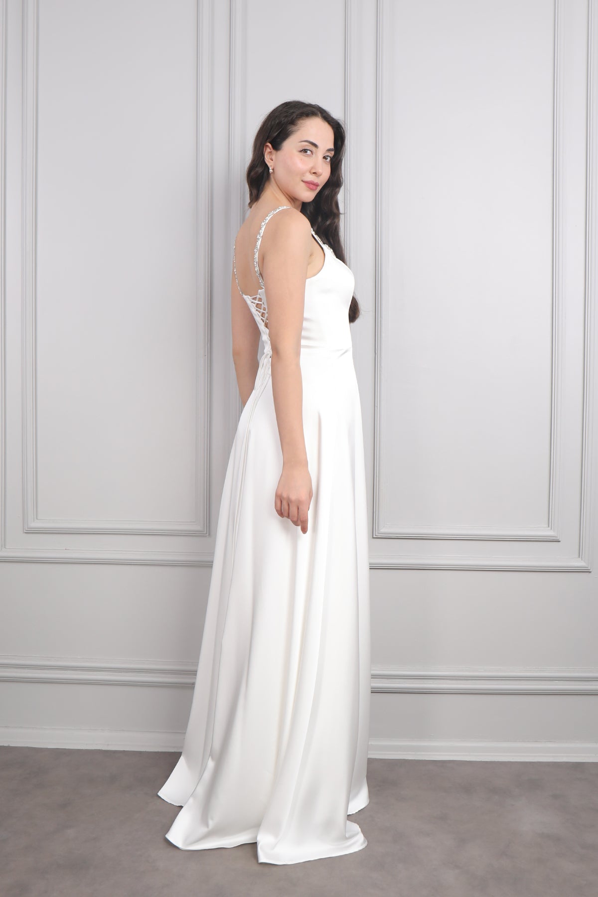 فستان سهرة بحمالات رفيعة بفتحة طويلة مزينة بالكريستالات -سكري