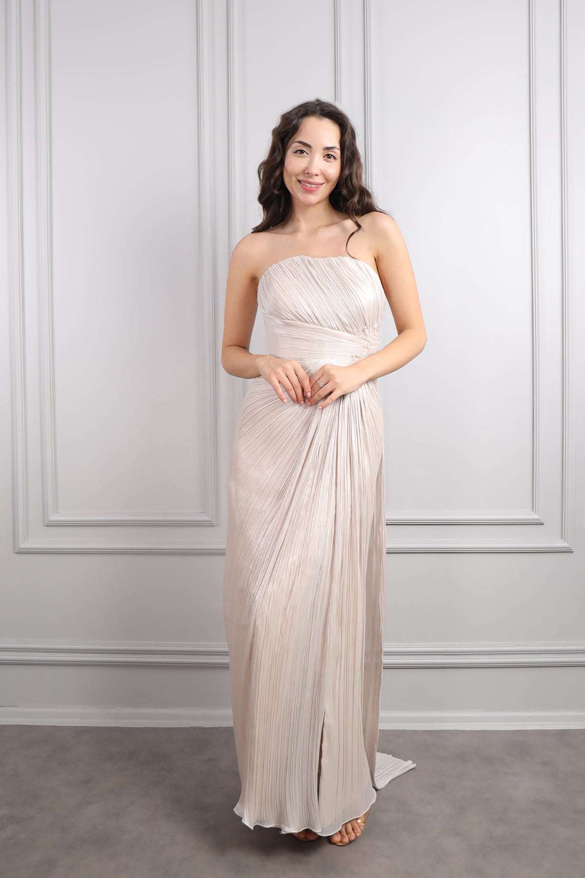 فستان سهرة شيفون سترابلس بتكسيرات وتفاصيل خرزية عالخصر -بيج