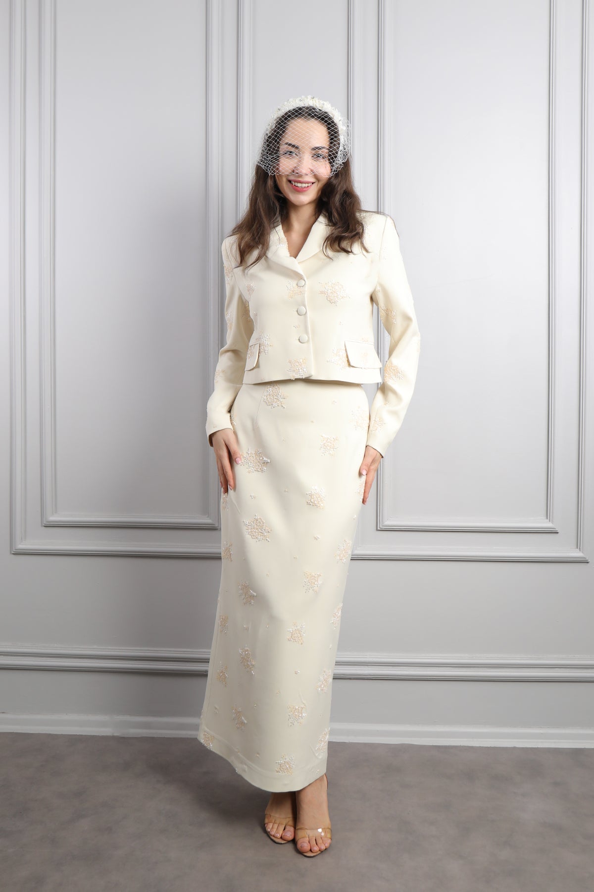 طقم تنورة وجاكيت بتطريزات خرزية واكسسوار عالشعر -بيج