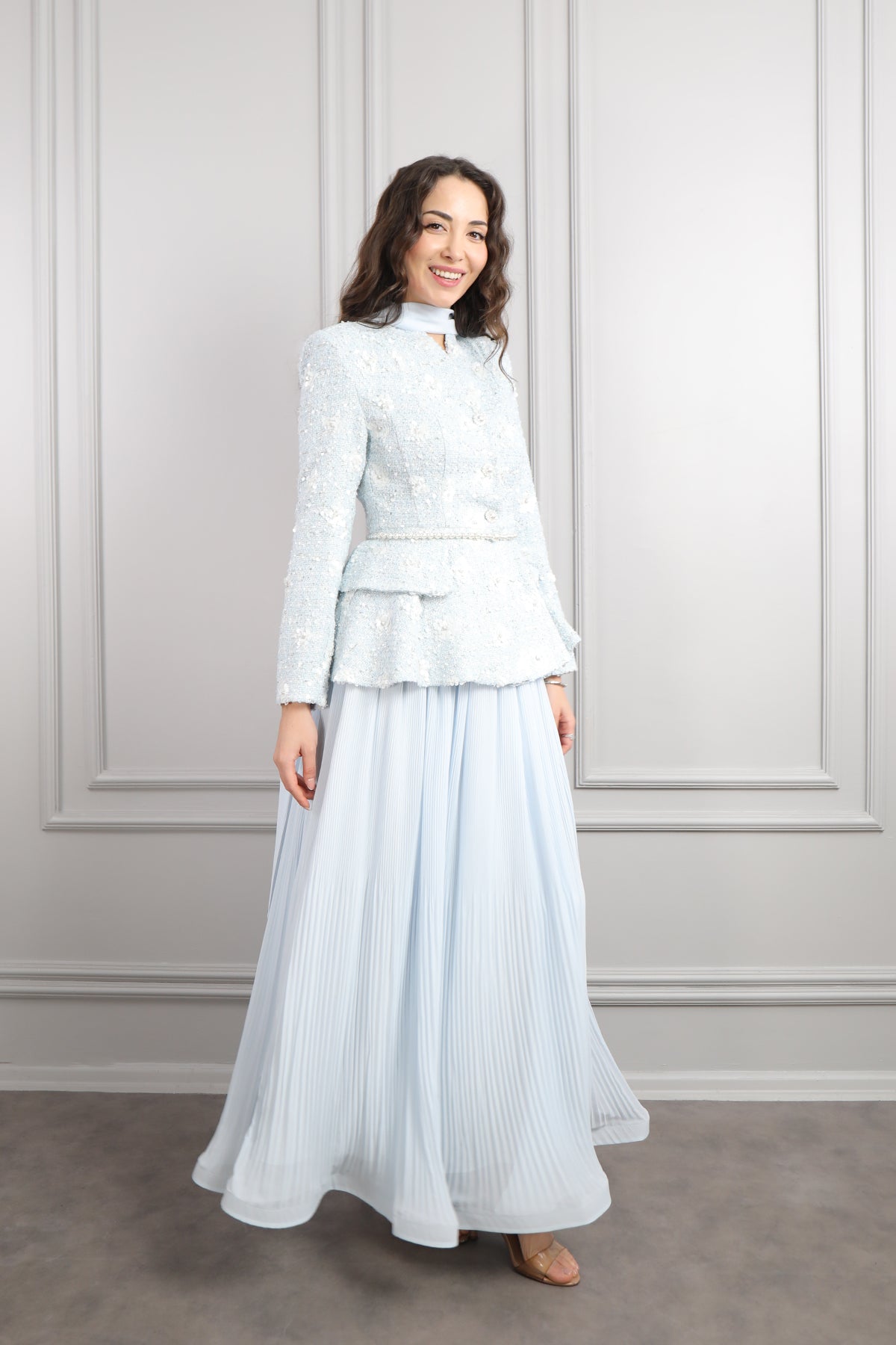 طقم تنورة وجاكيت لامع بحزام لؤلؤي ووشاح -ازرق