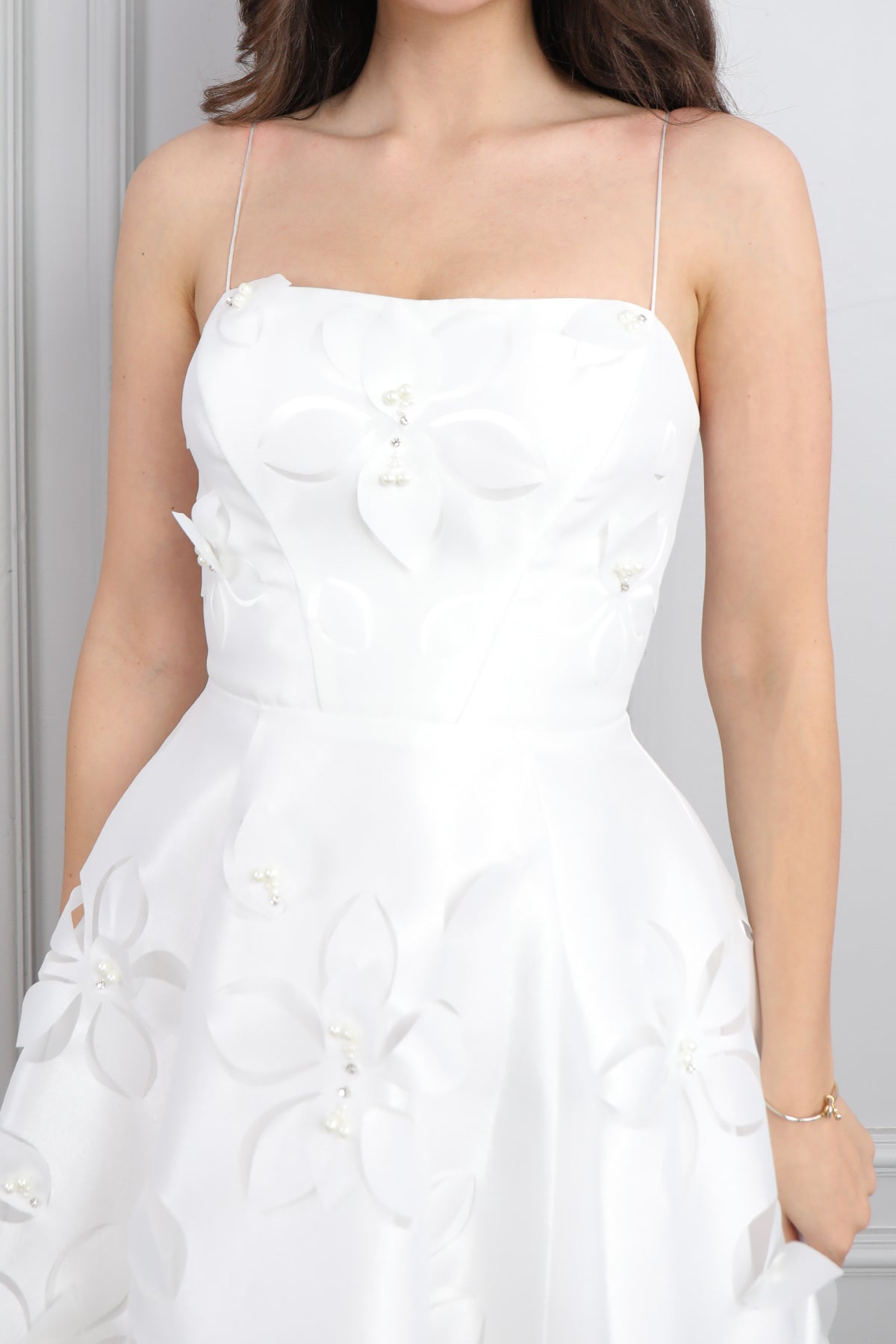 فستان سهرة ميدي بحمالات رفيعة بتفاصيل ورود -ابيض