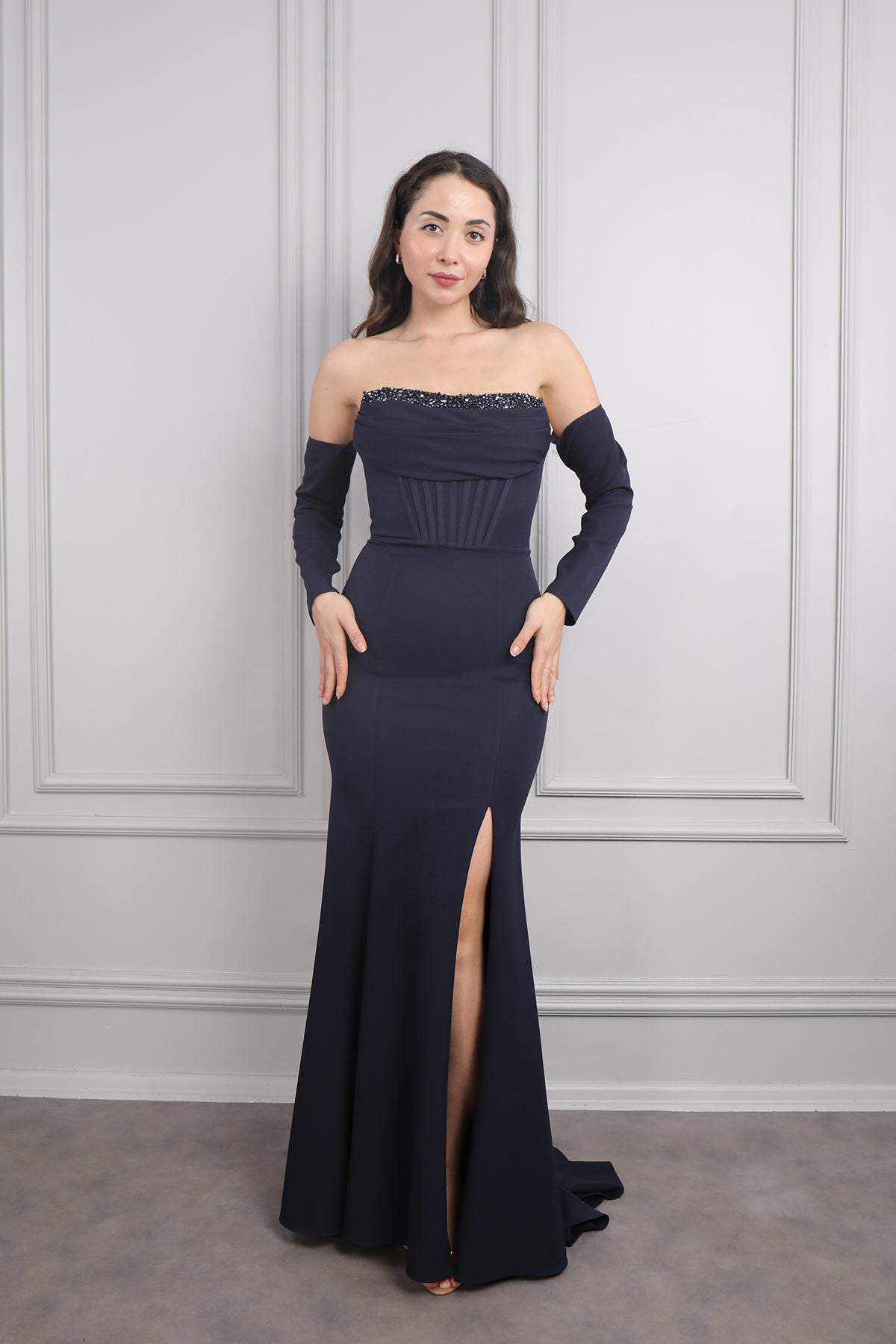 فستان سهرة سترابلس مطرز بالخرز باكمام متحركة وفتحة جانبية -كحلي