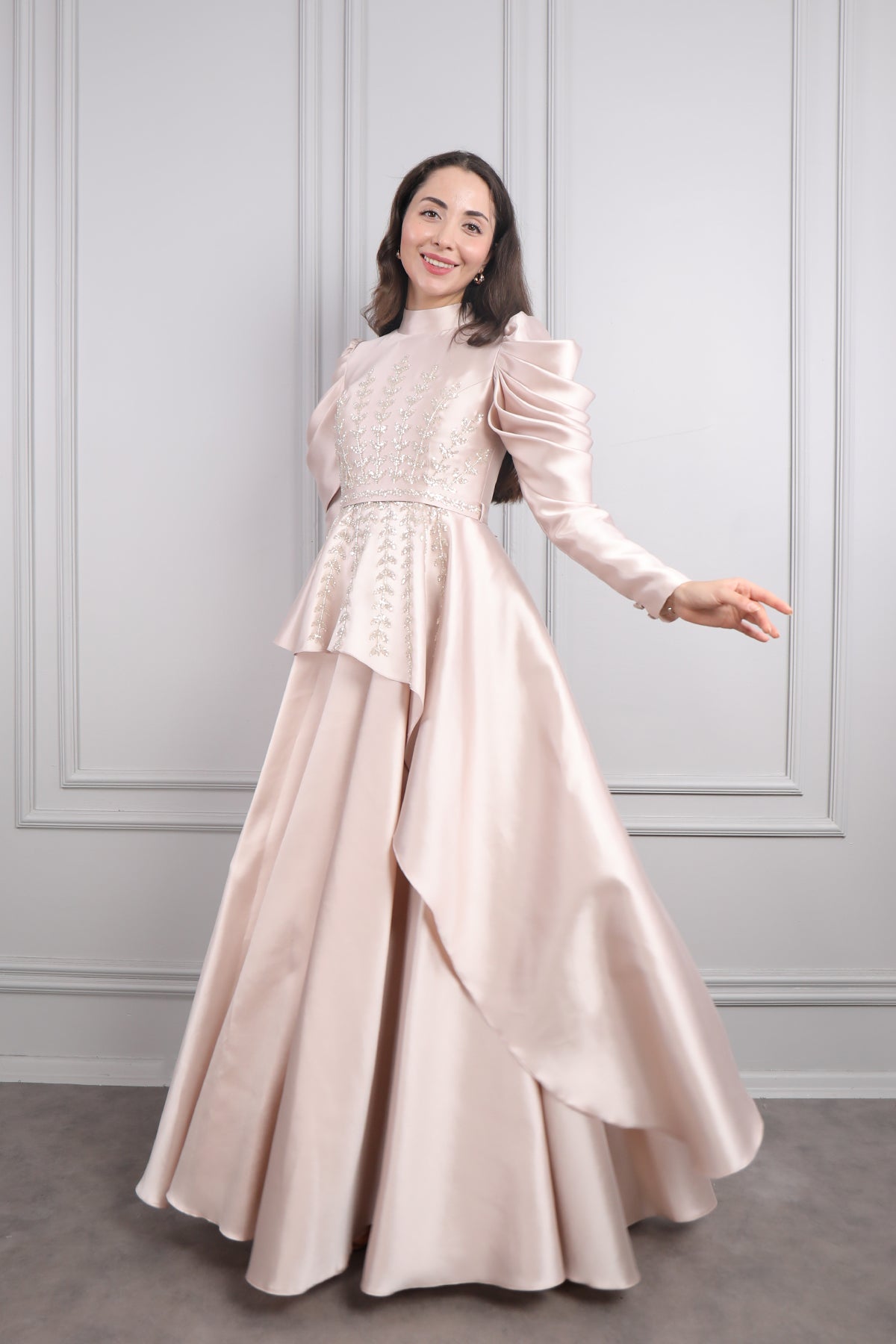 فستان سهرة خناقي بتطريزات خرزية وتفاصيل طبقات في الاكتاف -بمبي