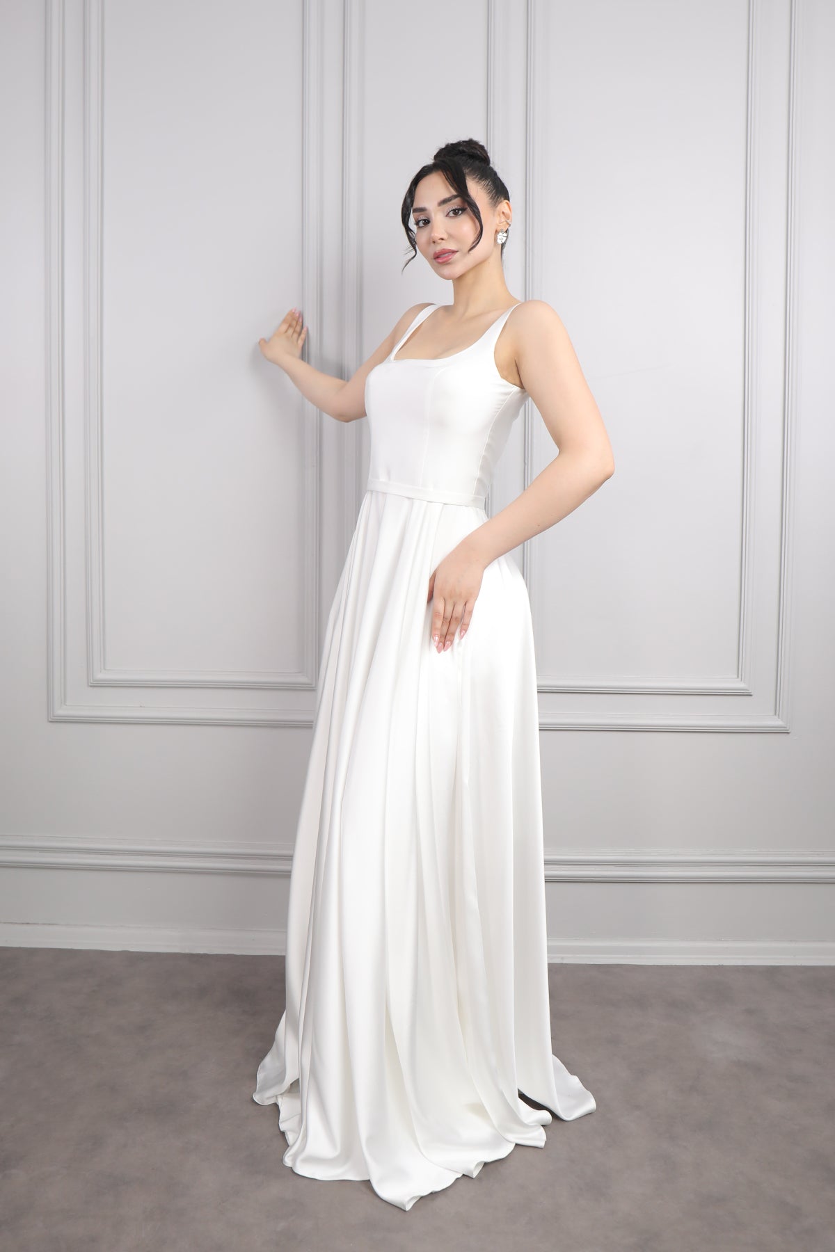 فستان سهرة ساتان بياقة مربعة وتفاصيل حبل ربط في الخلف -ابيض