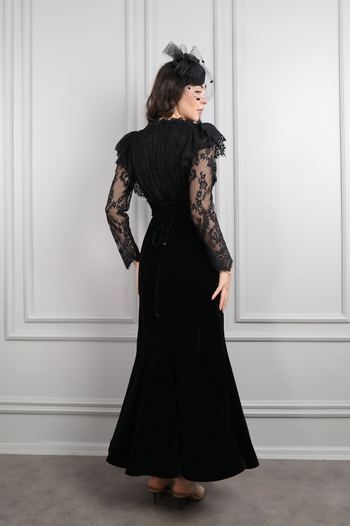 فستان مخملي بتفاصيل دانتيل واكمام شفافة مزين بالخرز مع اكسسوار للشعر -اسود