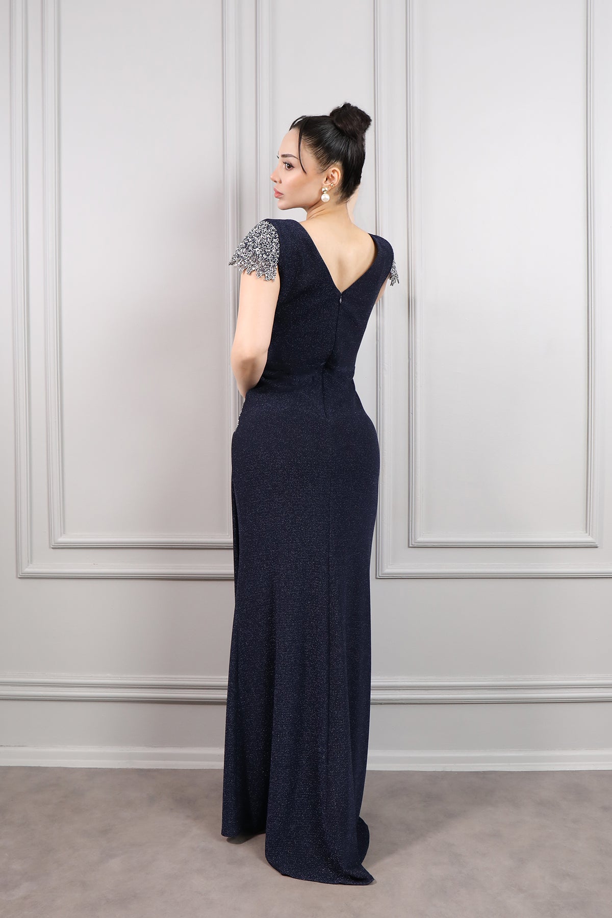 فستان سهرة لامع بياقة مثلثة وتطريزات عالاكتاف والخصر -كحلي