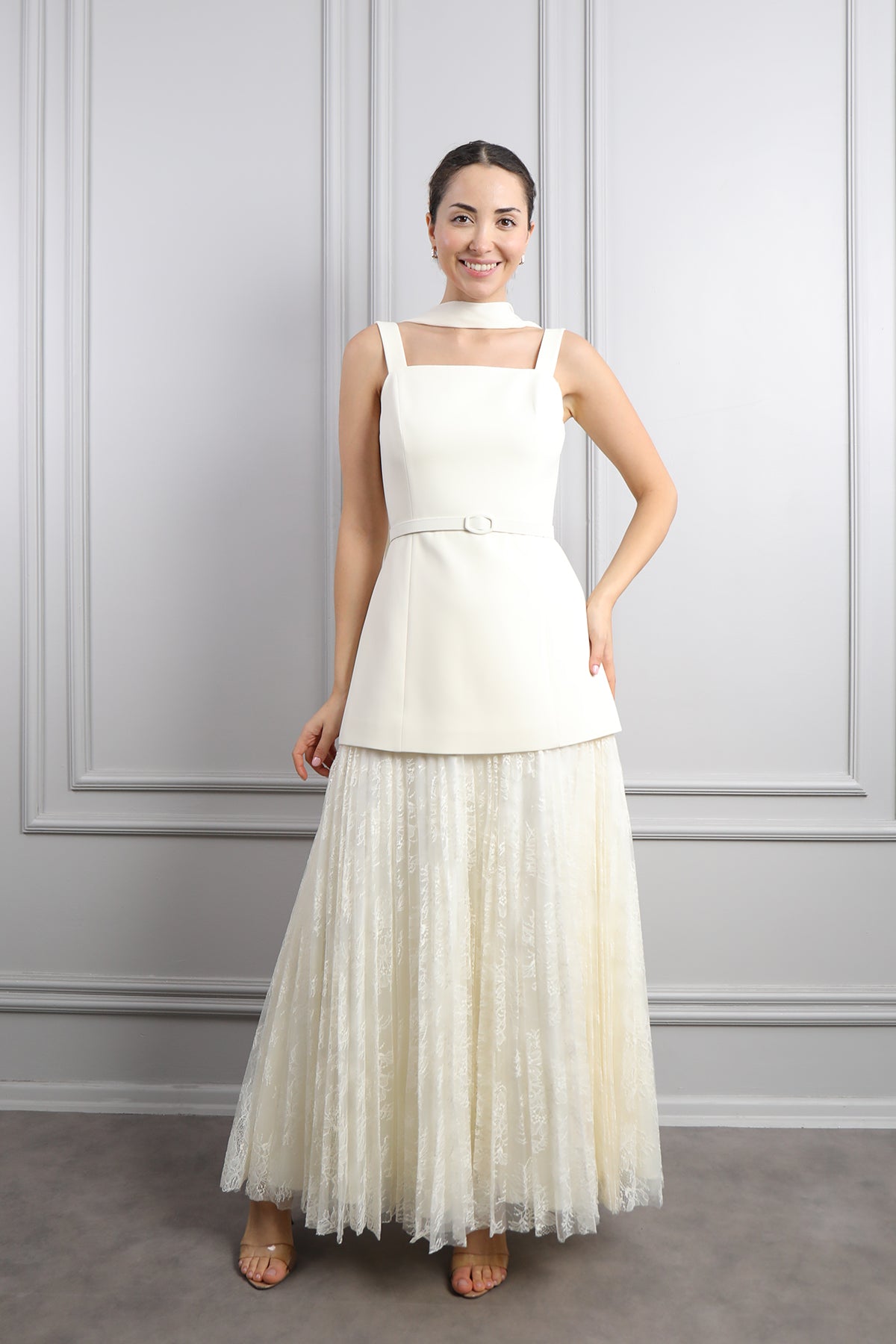 طقم فستان بتفصيل دانتيل وجاكيت مع زينة وشاح -سكري