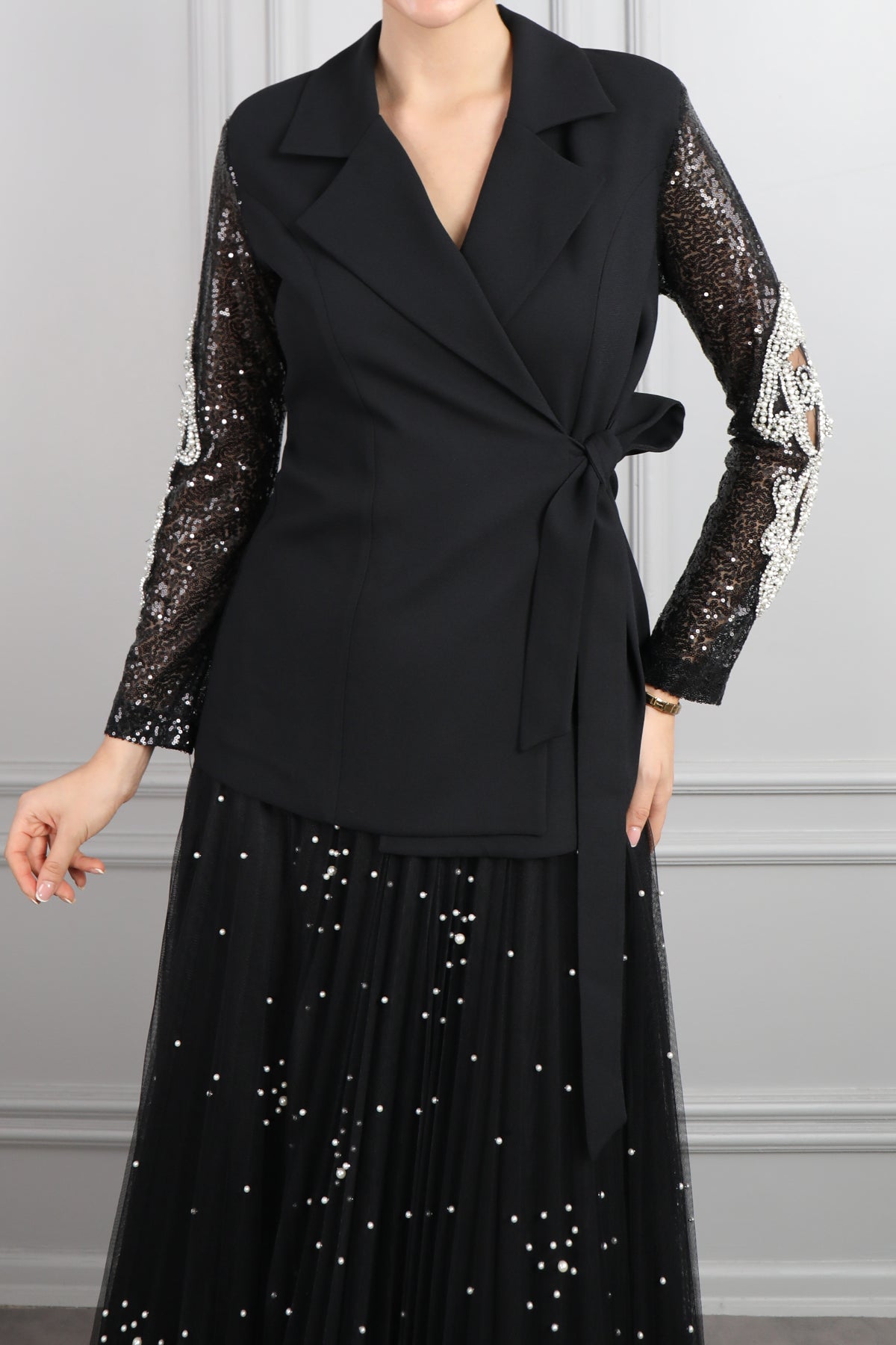 طقم تنورة مزينة باللؤلؤ وجاكيت باكمام لامعة مطرزة بالترتر واللؤلؤ -اسود