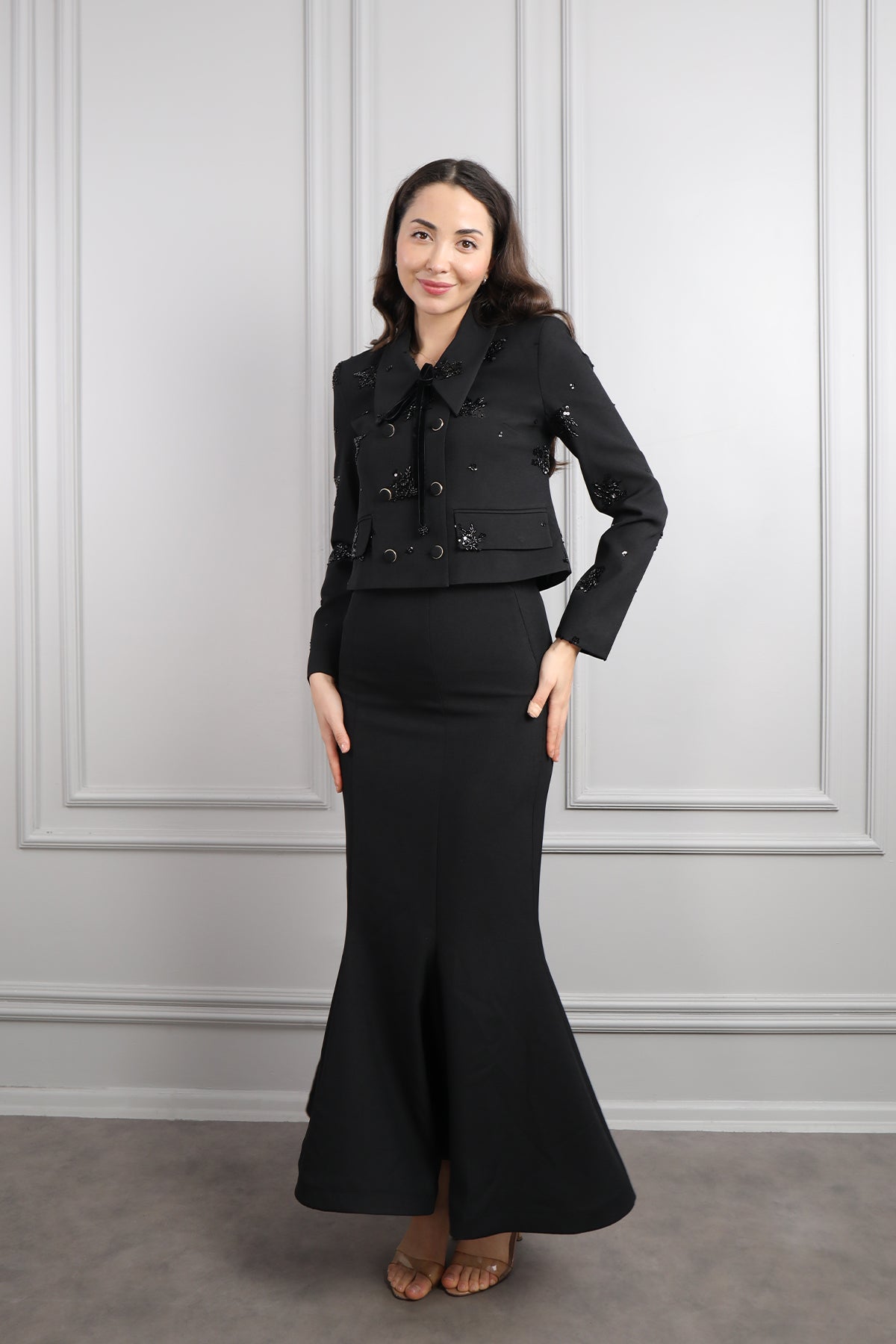 طقم تنورة وجاكيت بتطريزات خرزية وزينة ازرار -اسود